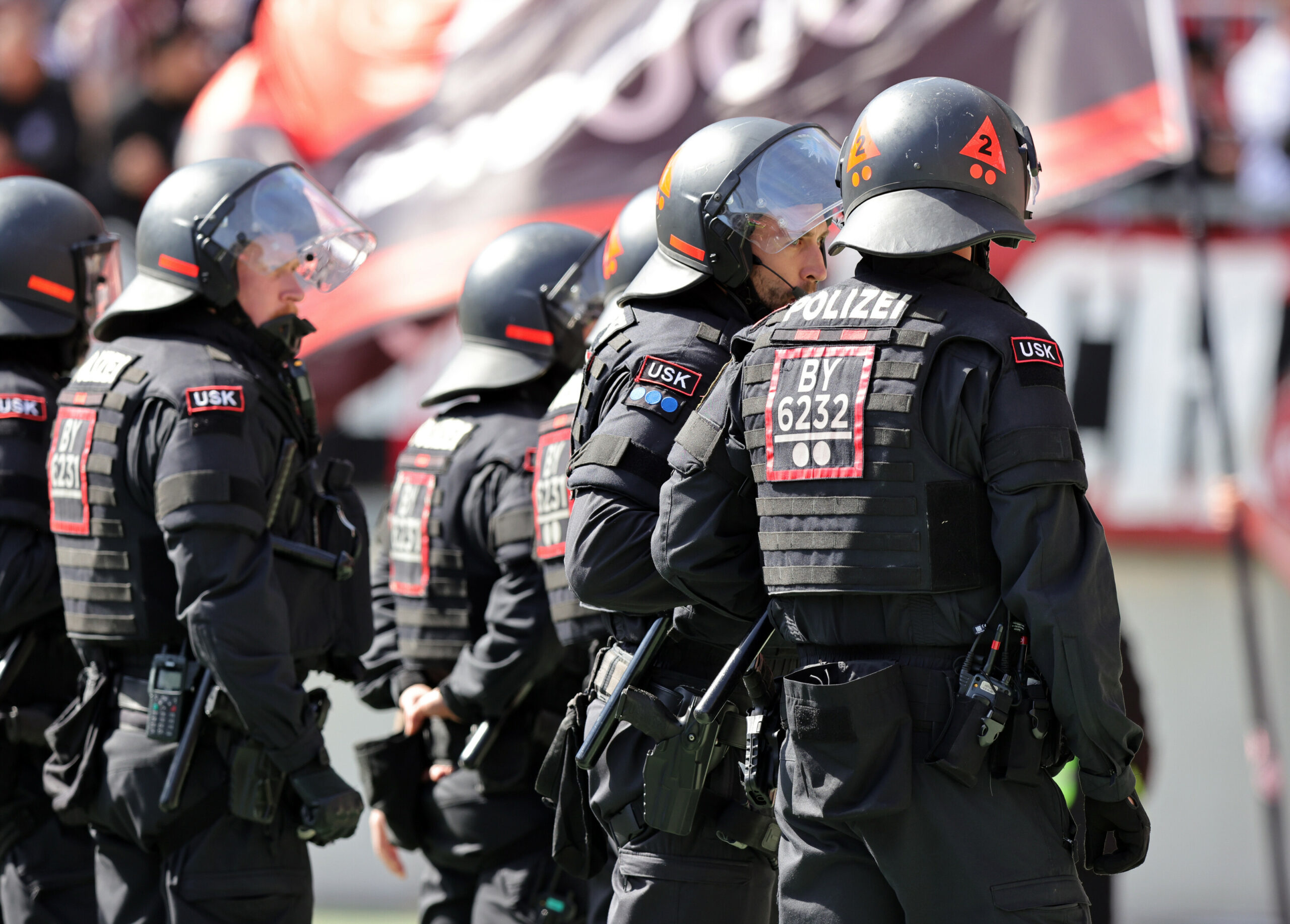 Polizeibeamten vor einem Fanblock beim Spiel zwischen dem 1. FC Nürnberg und Dynamo Dresden