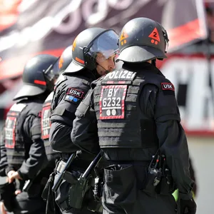 Polizeibeamten vor einem Fanblock beim Spiel zwischen dem 1. FC Nürnberg und Dynamo Dresden