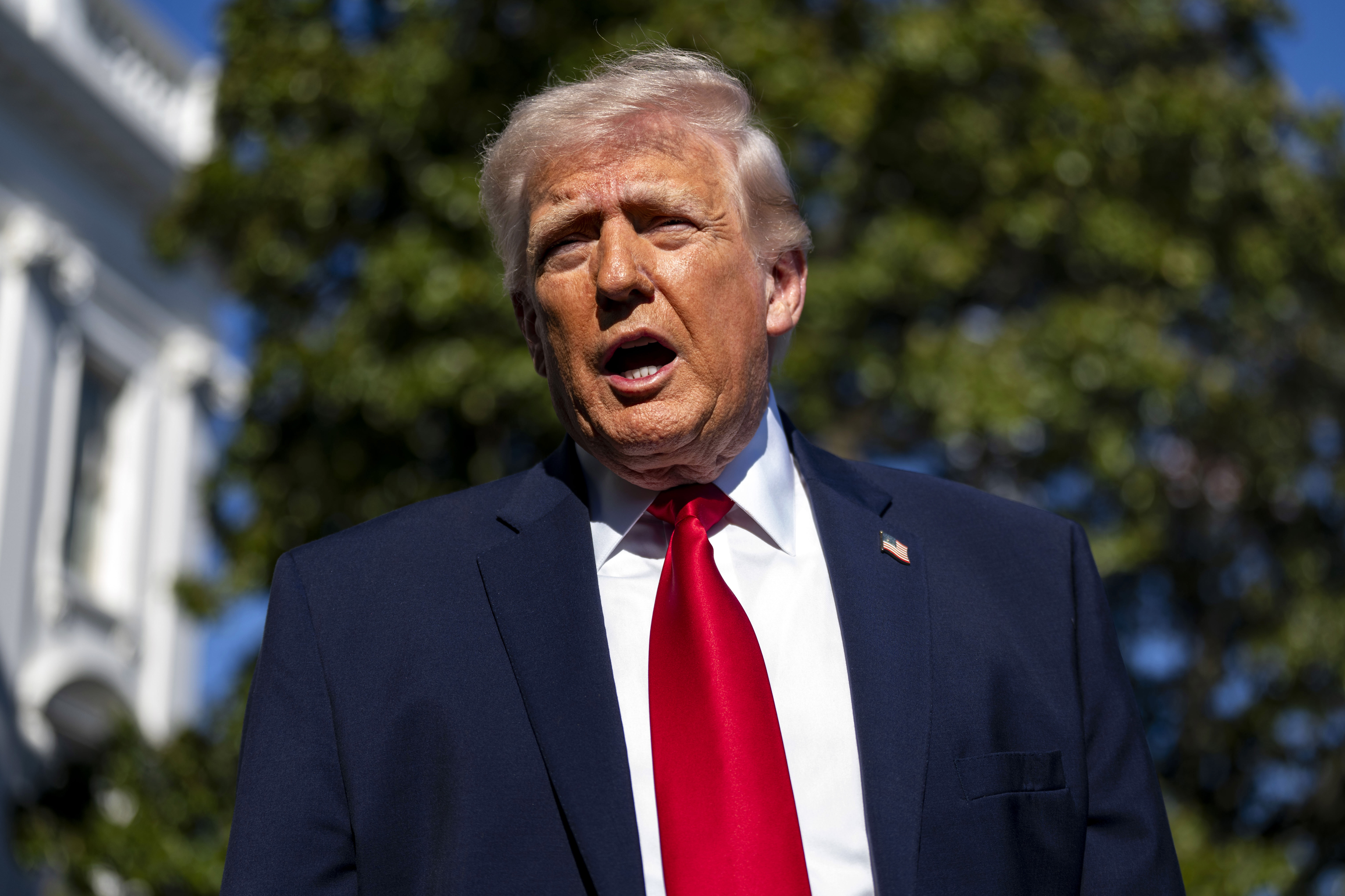 Donald Trump spricht vor dem Weißen Haus mit Presservertretern.