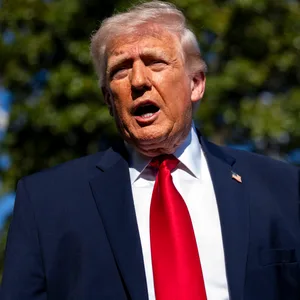 Donald Trump spricht vor dem Weißen Haus mit Presservertretern.