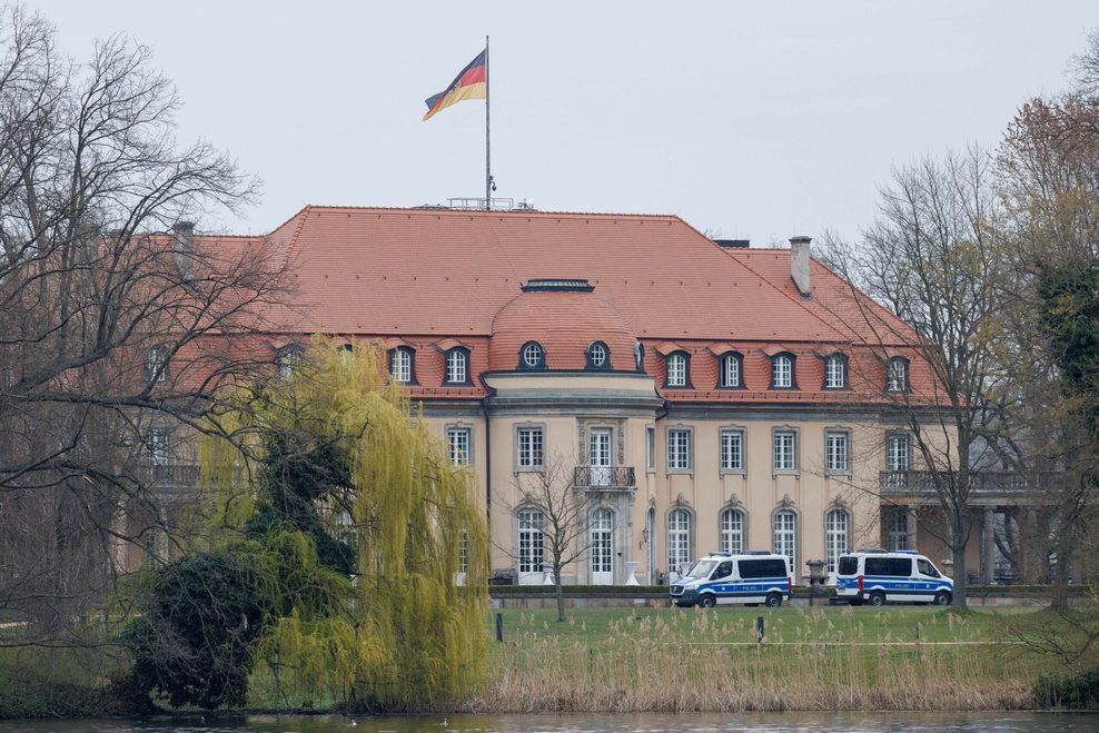 Polizisten stehen vor der Terrasse der Villa Borsig