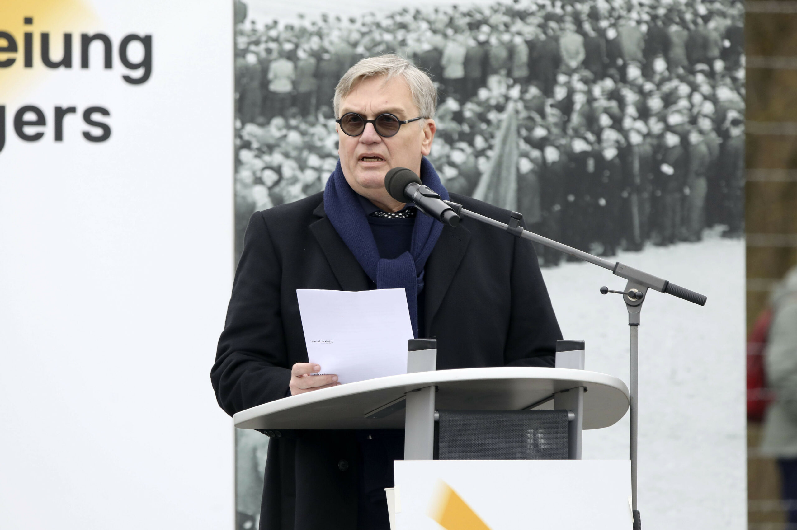 Hape Kerkeling bei der Kranzniederlegung zum 81. Jahrestag der Befreiung des Konzentrationslagers Buchenwald und Mittelbau-Dora.