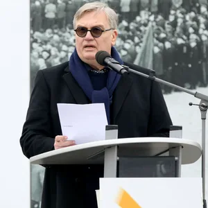 Hape Kerkeling bei der Kranzniederlegung zum 81. Jahrestag der Befreiung des Konzentrationslagers Buchenwald und Mittelbau-Dora.