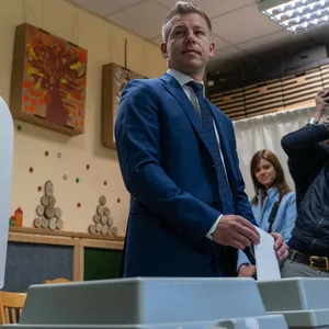 Péter Magyar wirft seinen Stimmzettel in die Wahlurne.