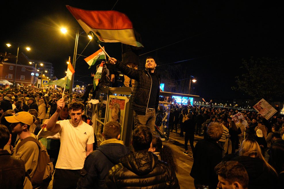 Auf den Straßen von Budapest wird das Wahlergebnis gefeiert.