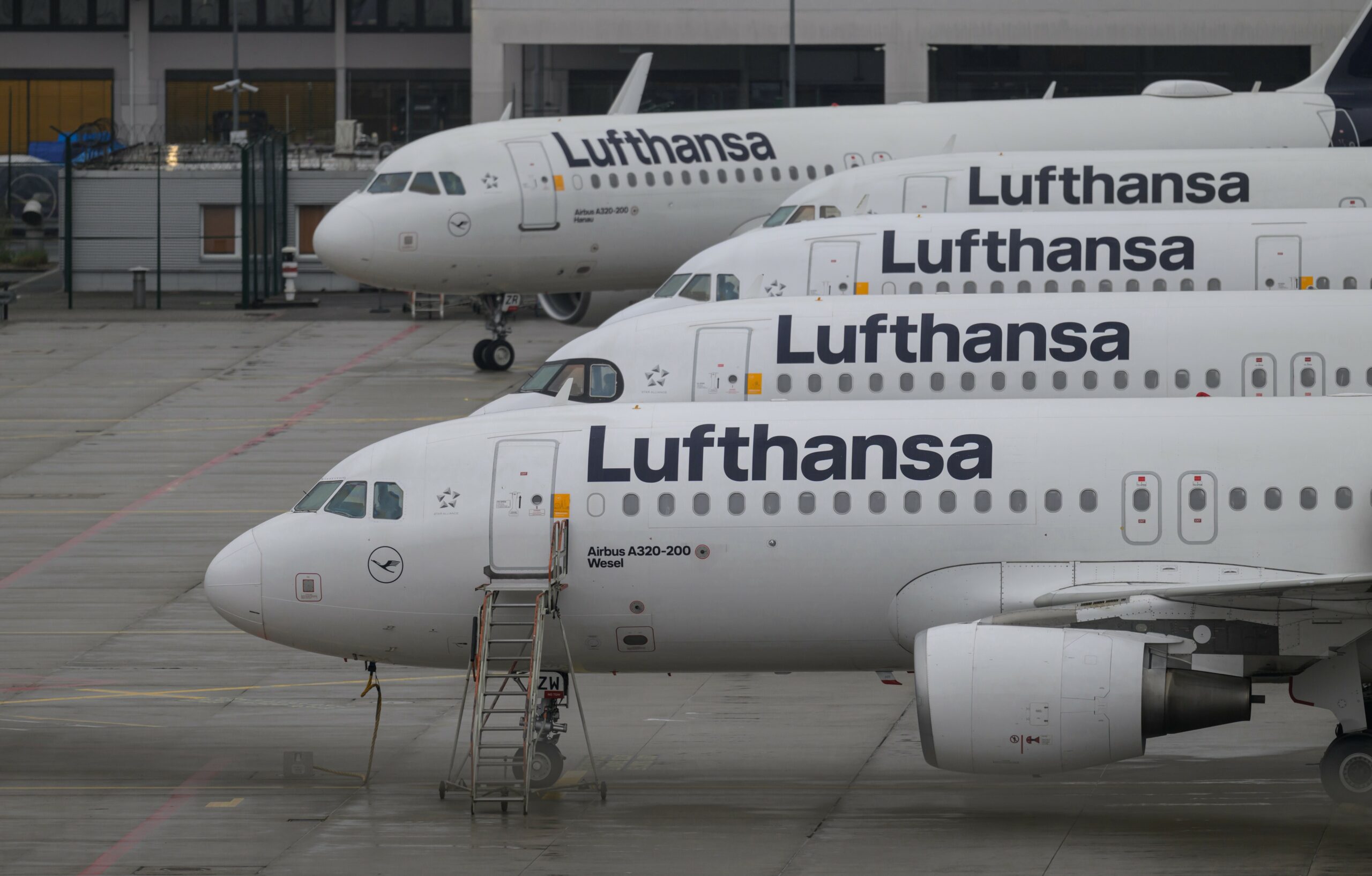 Geparkte Lufthansa Maschinen stehen am Frankfurter Flughafen. Die Pilotengewerkschaft Vereinigung Cockpit hat für Montag und Dienstag zu Arbeitsniederlegungen bei der Lufthansa und mehreren Tochtergesellschaften aufgerufen.