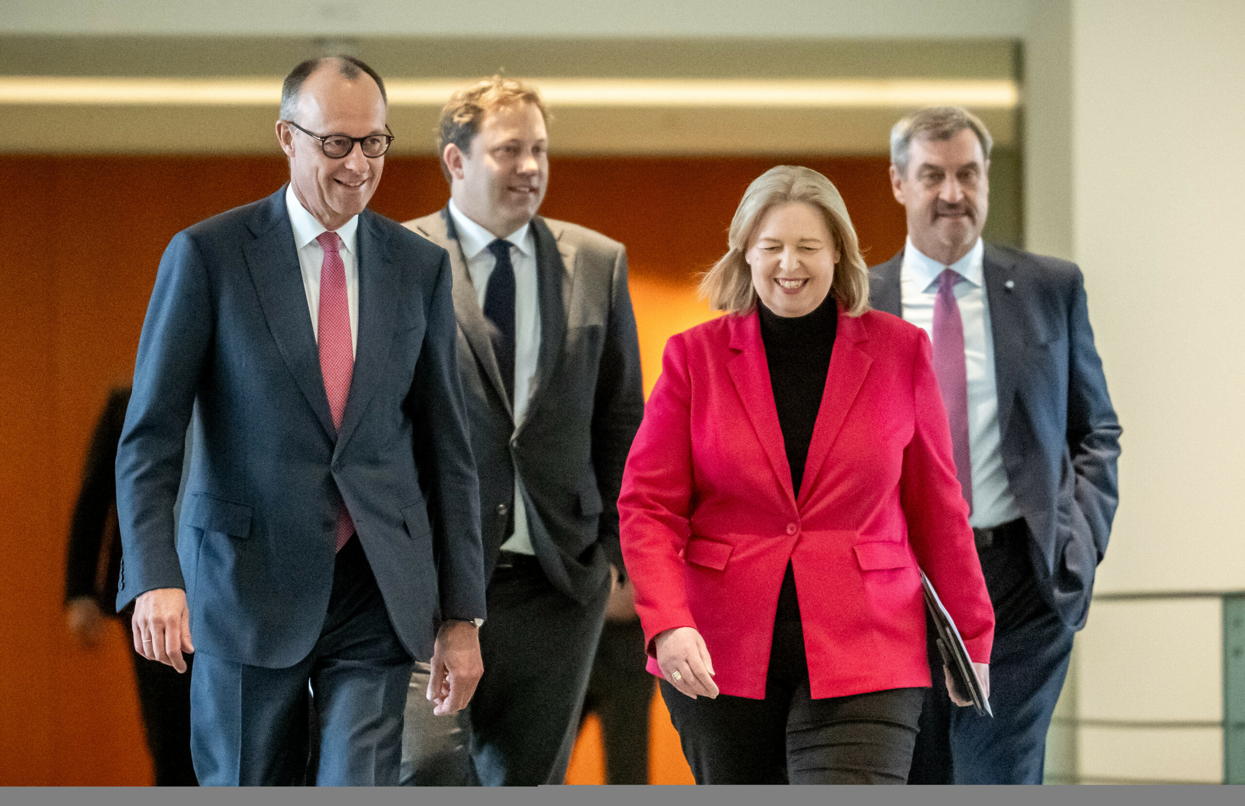 Bundeskanzler Friedrich Merz (CDU,l-r) nimmt neben Bärbel Bas (SPD), Markus Söder (CSU, hinten,r) sowie Lars Klingbeil (SPD) an der Pressekonferenz nach dem Koalitonsausschuss teil.