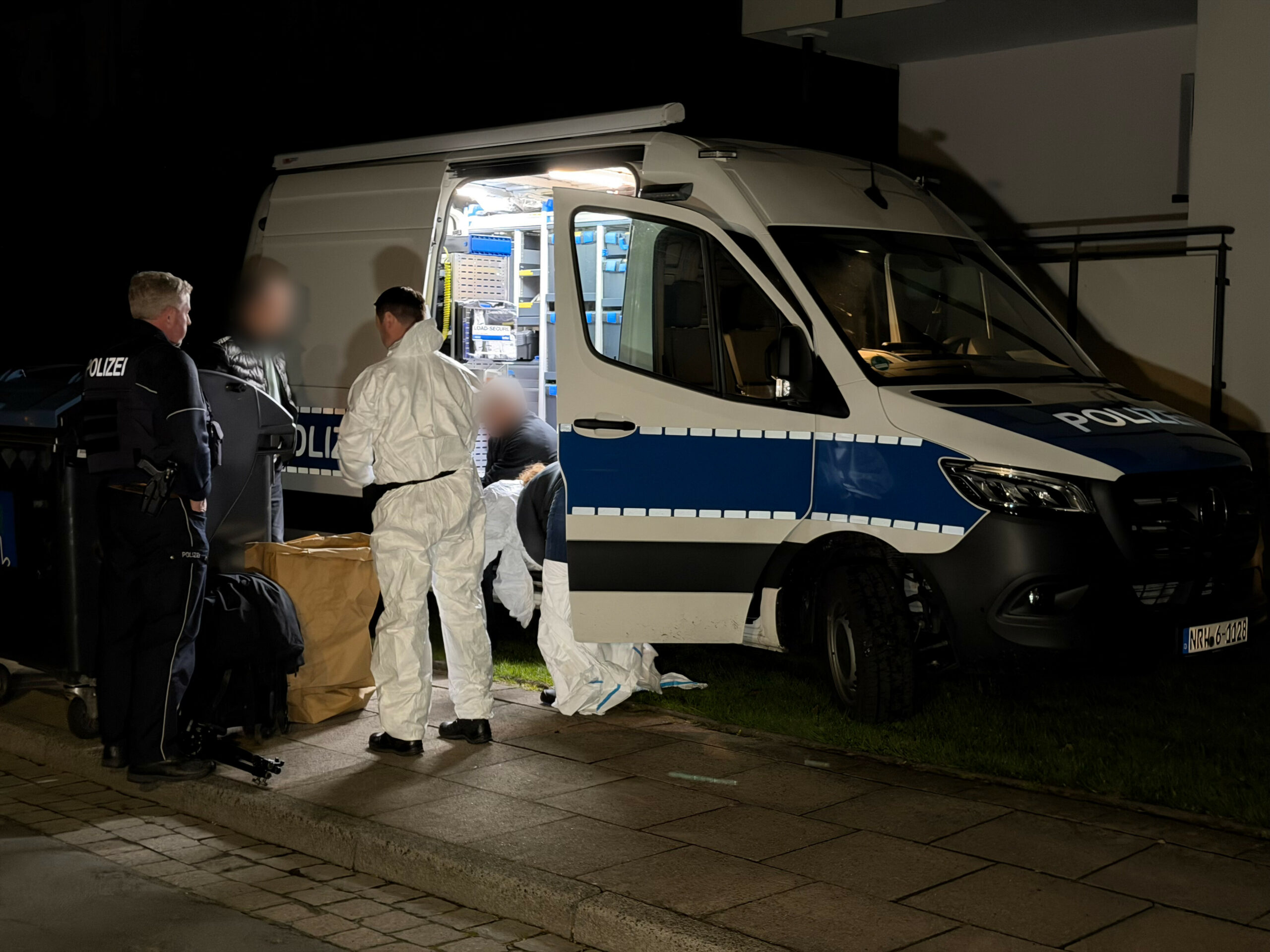 Leiche einer 28-jährigen Frau in Kühltruhe entdeckt.