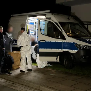 Leiche einer 28-jährigen Frau in Kühltruhe entdeckt.