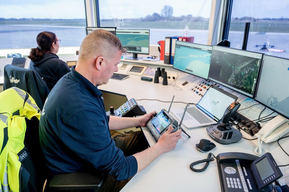 Ingo Hellmann überwacht auf einer Fernbedienung den Testflug einer Drohne zur Nordseeinsel Juist.