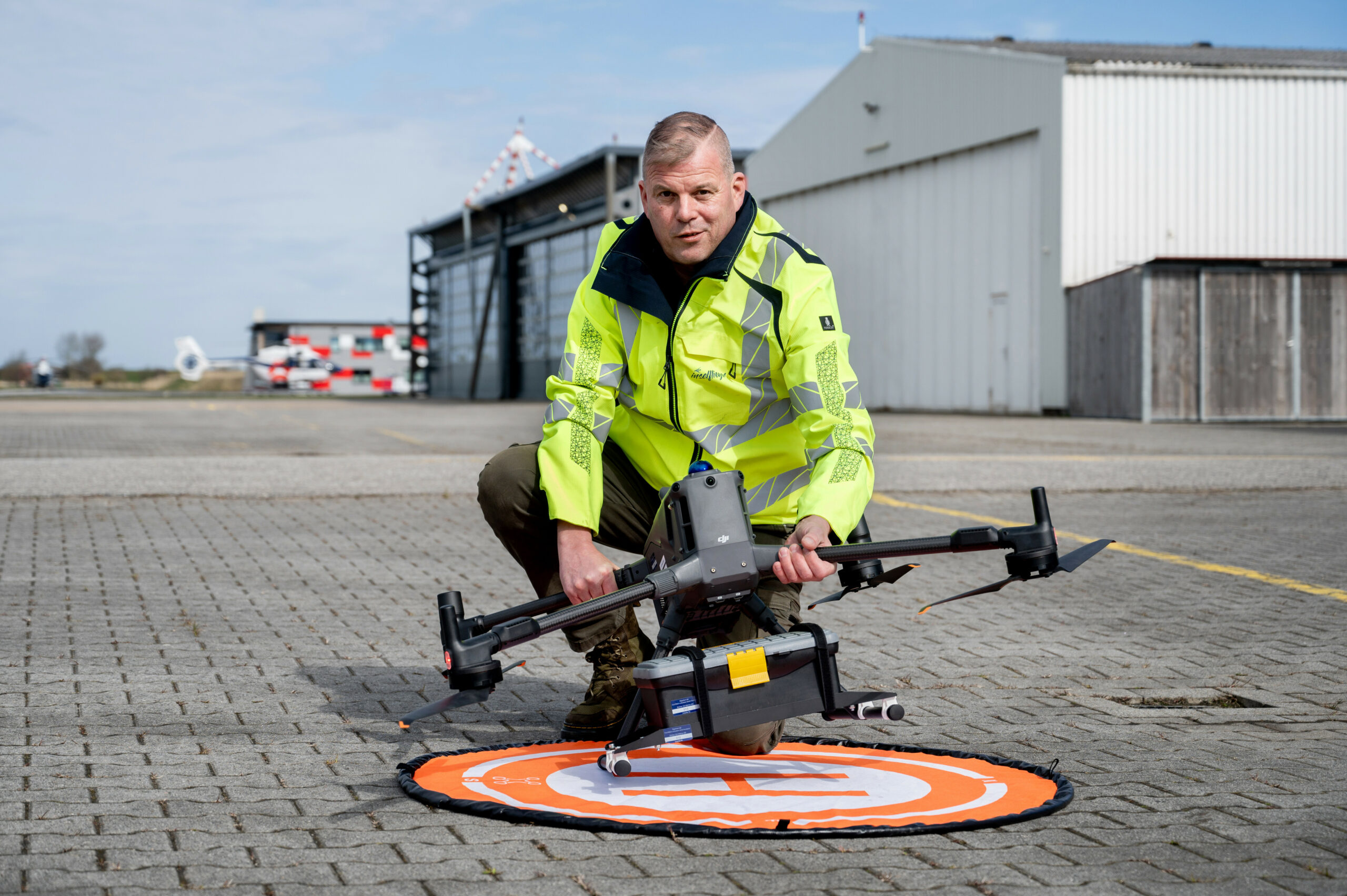Ingo Hellmann, Drohnenpilot und Betriebsleiter der FLN Frisia-Luftverkehr am Flugplatz Norddeich, bereitet eine Drohne für einen Testflug zur Nordseeinsel Juist vor.