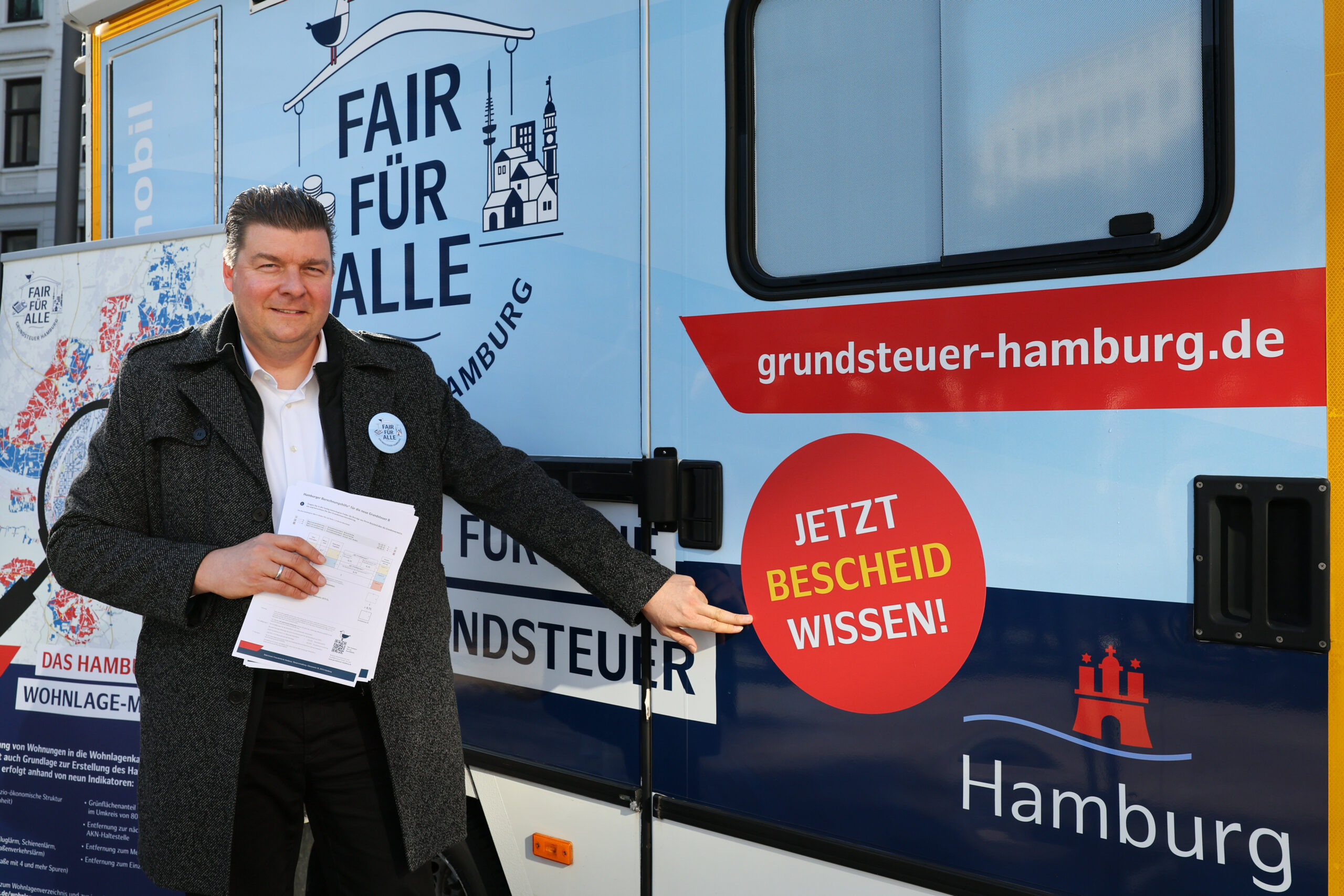 Andreas Dressel (SPD), Finanzsenator von Hamburg, bei der Grundsteuer-Info-Kampagne „Fair für Alle“ vor einem Infomobil auf dem Gänsemarkt.
