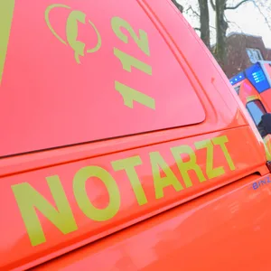 Nach einem Unfall auf einer Bundesstraße ist ein 19-Jähriger verstorben. (Symbolbild)