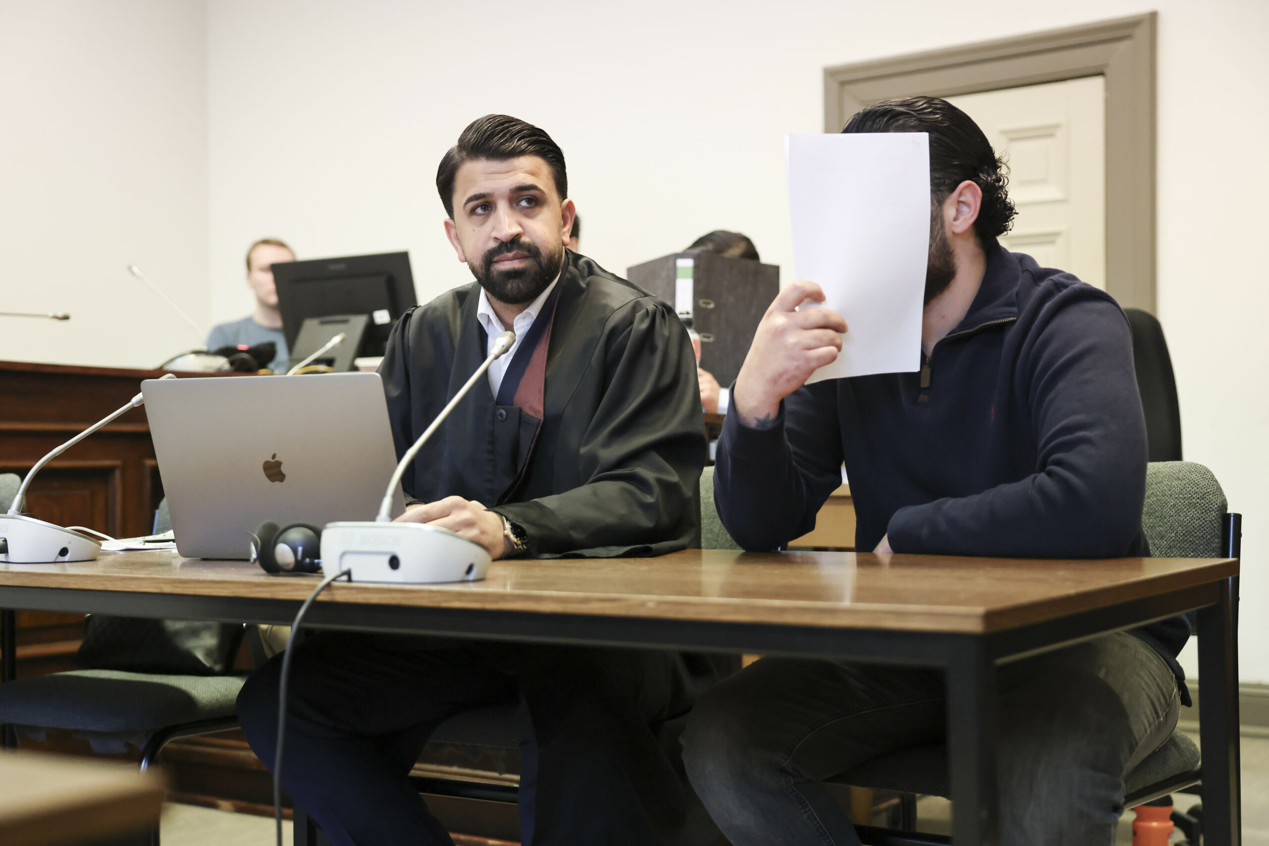 Einer der beiden Angeklagten (r.) und sein Anwalt im Gerichtssaal.