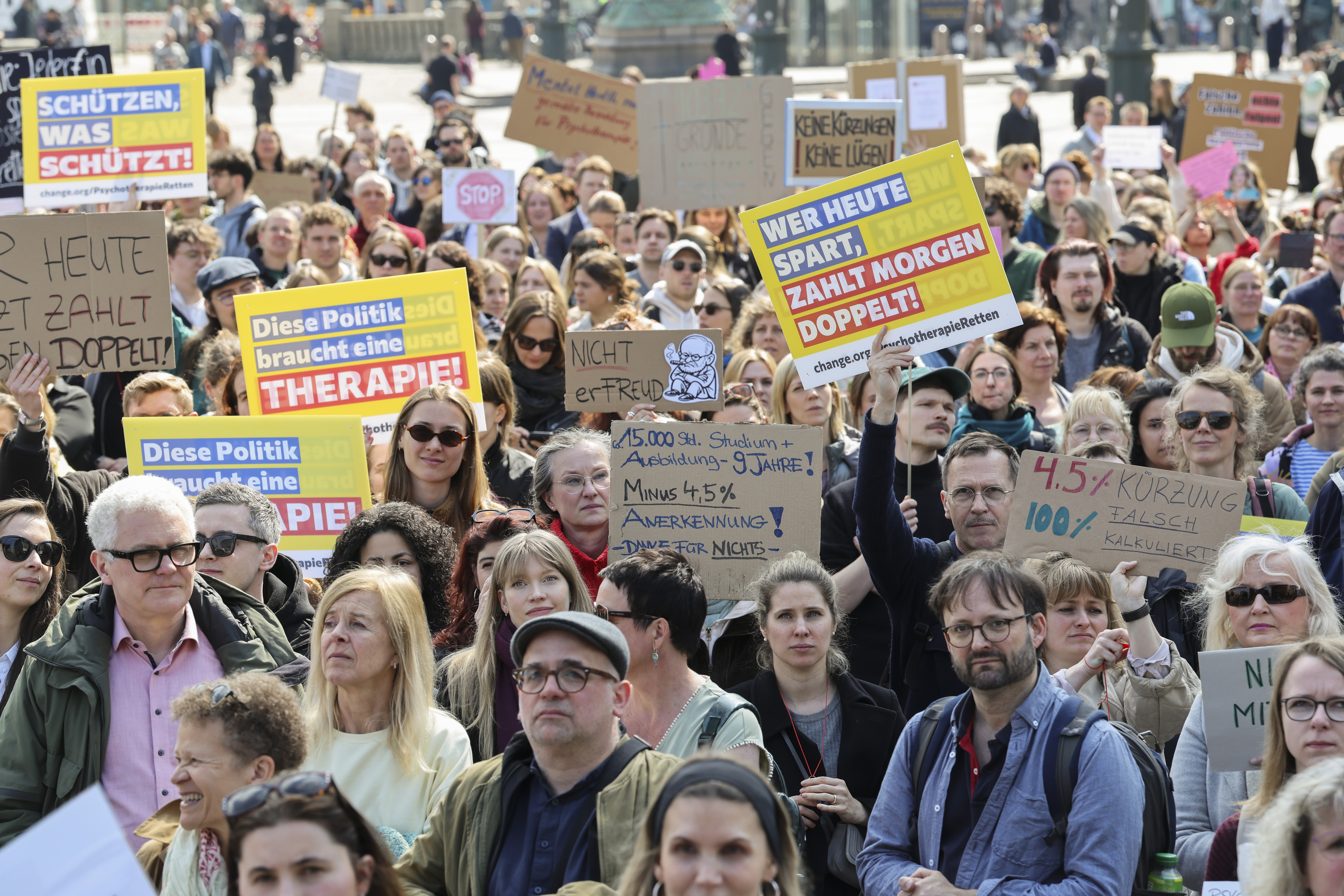 Demonstration für faire Honorare für Psychotherapeuten protestieren Rathausmarkt Hamburg