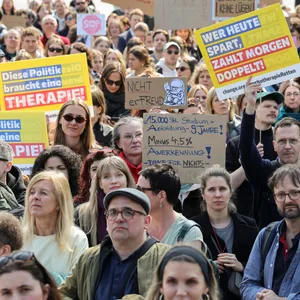 Demonstration für faire Honorare für Psychotherapeuten protestieren Rathausmarkt Hamburg