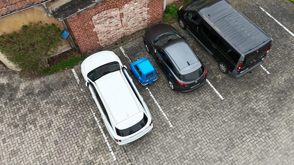 Im Vergleich zu den anderen Pkws wirkt der Peel P50 kaum wie ein echtes Auto.