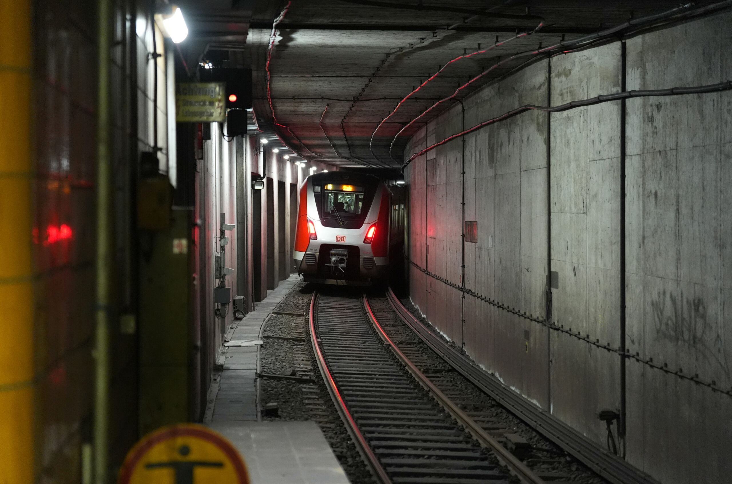 Mann geht am Bahnhof Heimfeld in den Gleisberiech im Tunnel und hält sein Handeln für normal