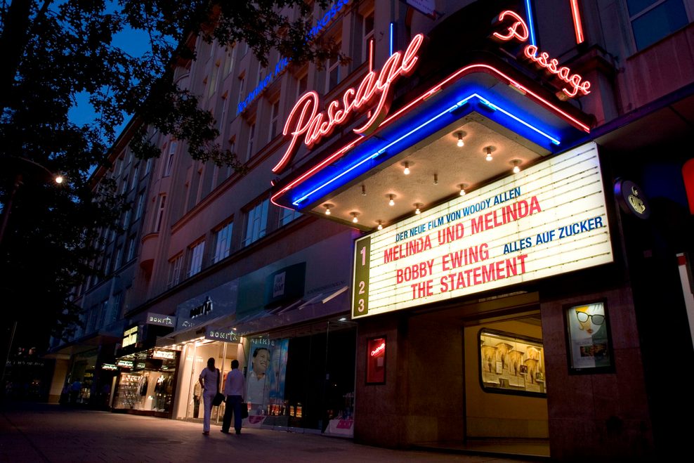 Neon, Nostalgie und großes Kino mitten in der City: Das Passage Kino in der Hamburger Innenstadt gehört zu den traditionsreichsten Filmhäusern der Stadt.