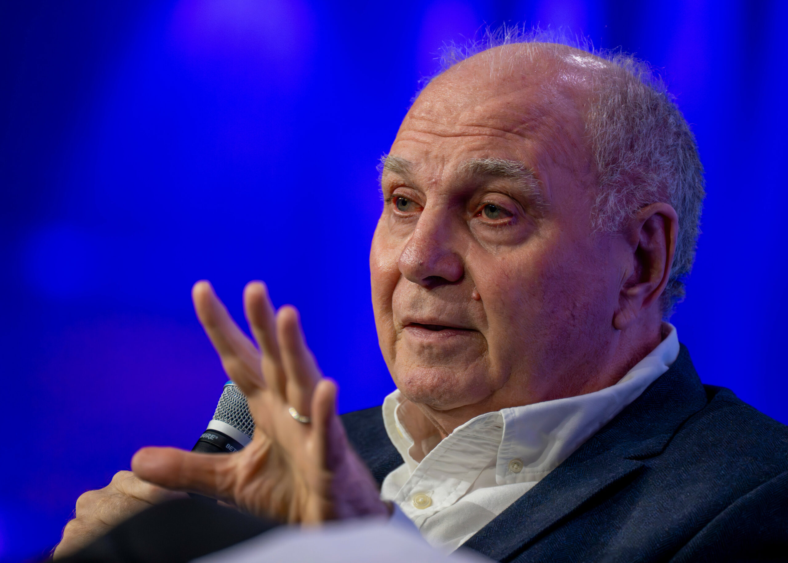 Uli Hoeneß mit Mikrofon in der Hand