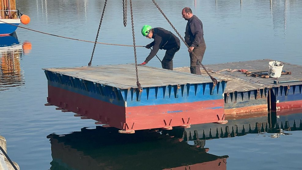 Vorbereitungen für die Rettungsaktion für den gestrandeten Wal beginnen.