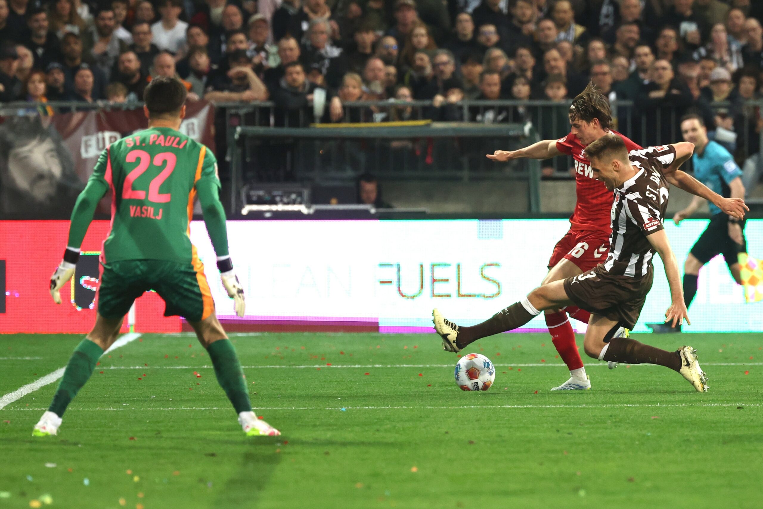 St. Pauli-Profi Karol Mets trifft Kölns Eric Martel am Fuß