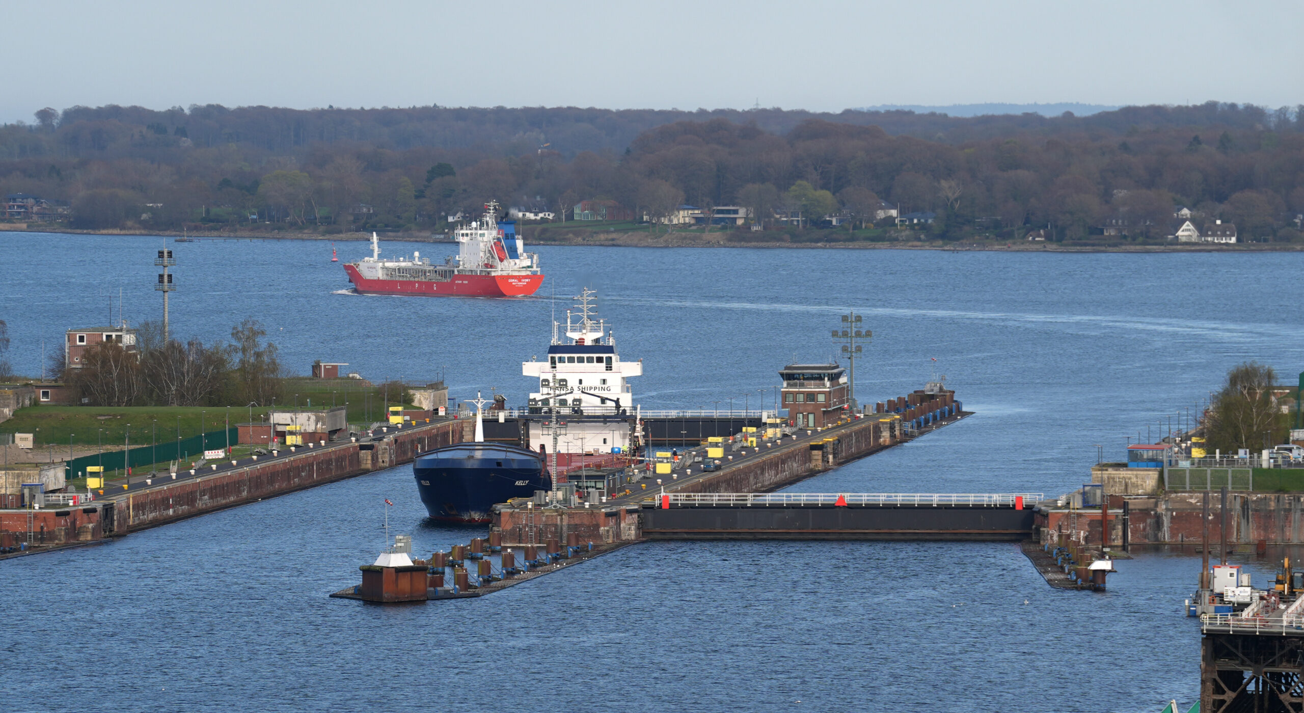 Ein Frachtschiff fährt aus der Schleusenkammer der Schleuse Kiel-Holtenau in den Nord-Ostsee-Kanal.