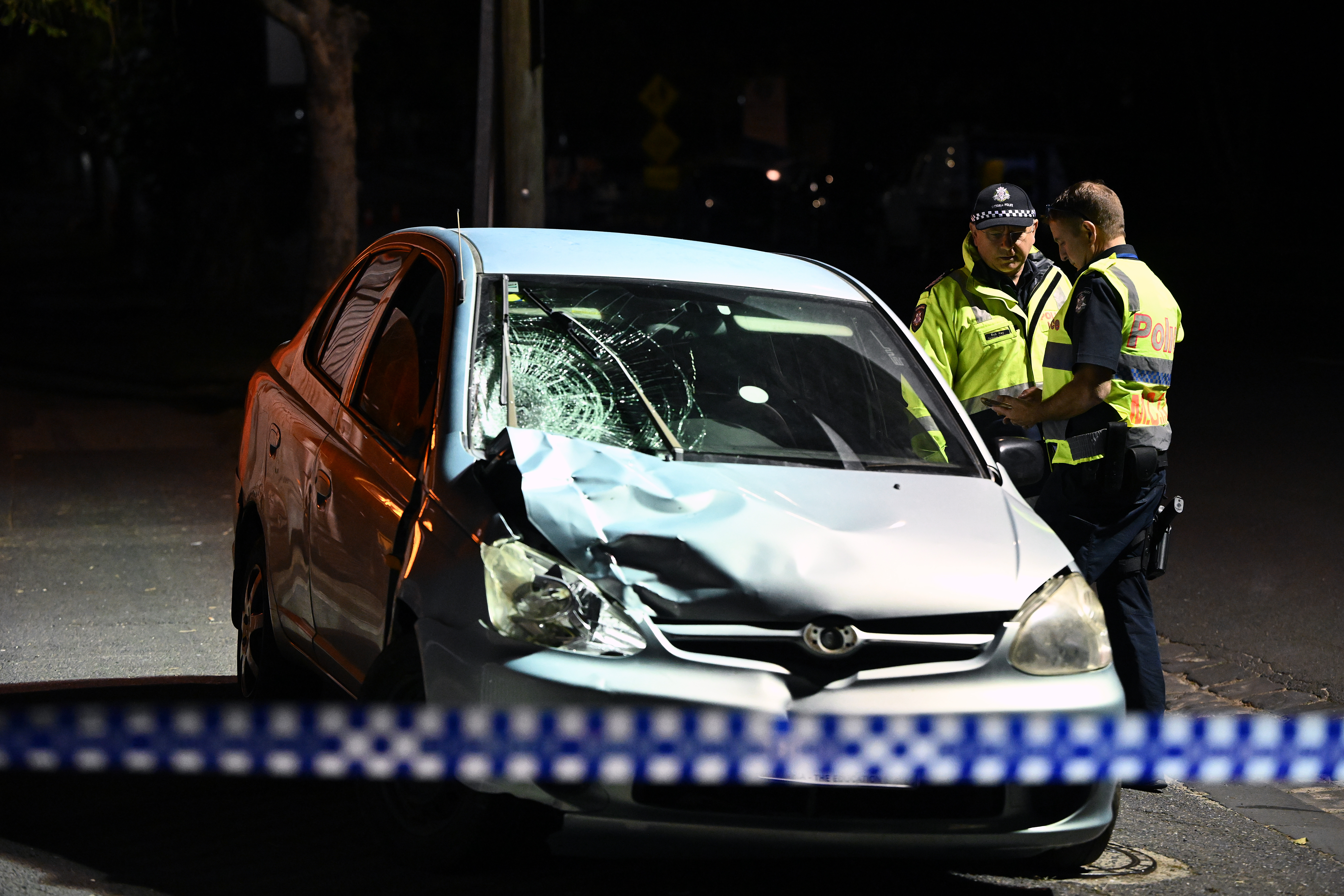 In Melbourne ist ein Mann vor der Comicmesse Supanova mit seinem Auto auf den Gehweg gefahren und hat dabei zwei 20-Jährige erfasst.