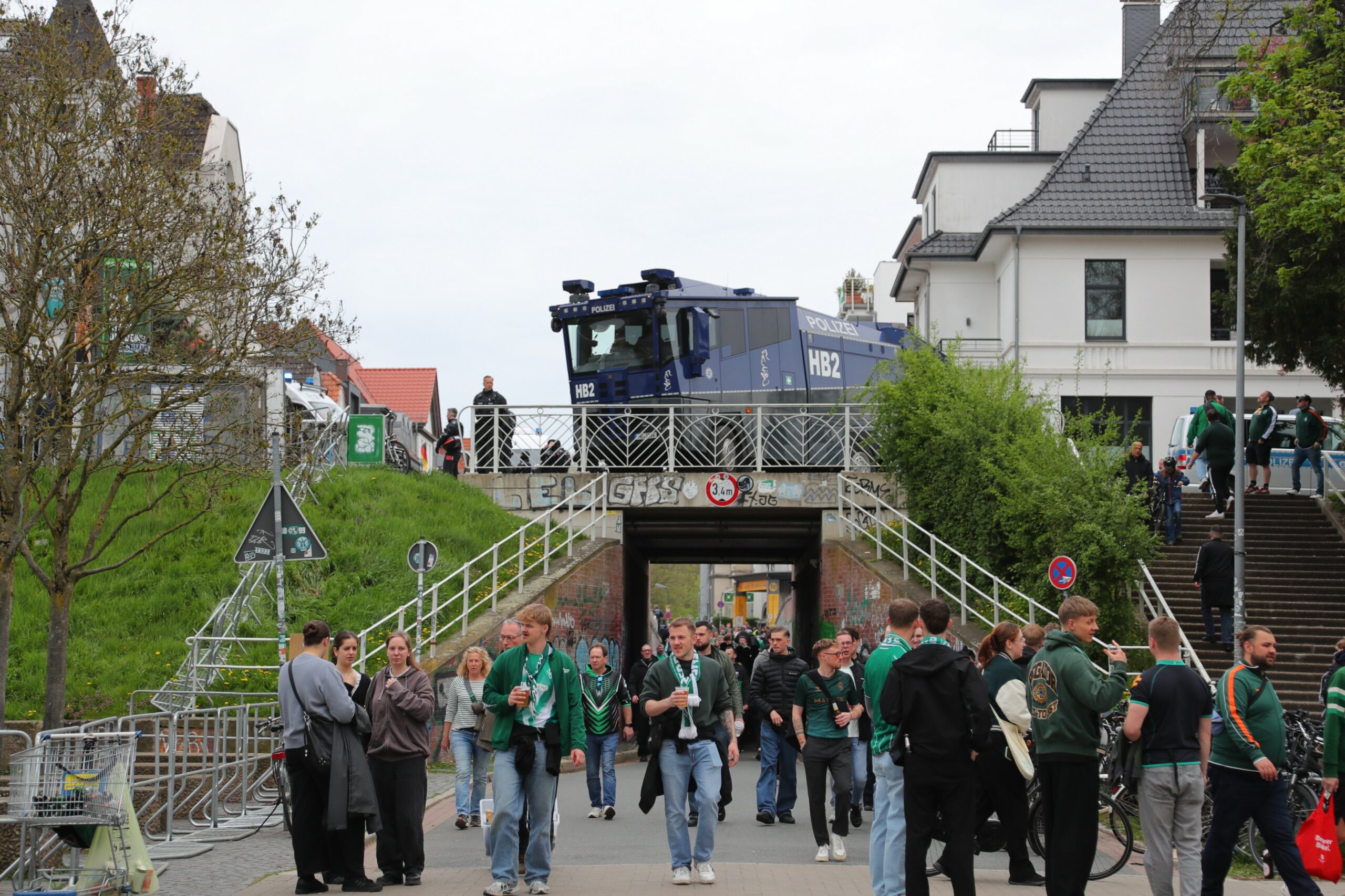 Werder-Fans und Polizei vor dem Weserstadion