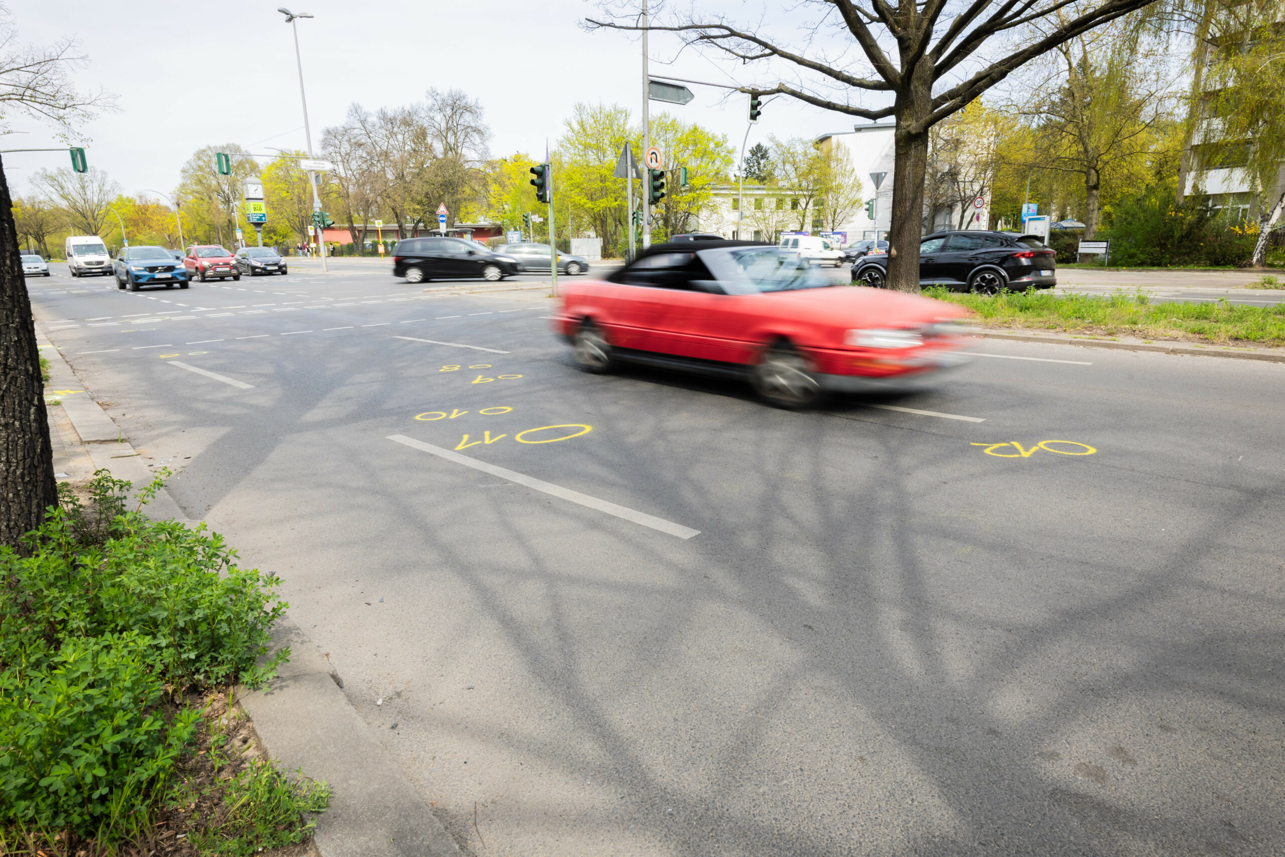 Markierungen der Spurensicherung sind noch an der tödlichen Unfallstelle in Berlin zu sehen.