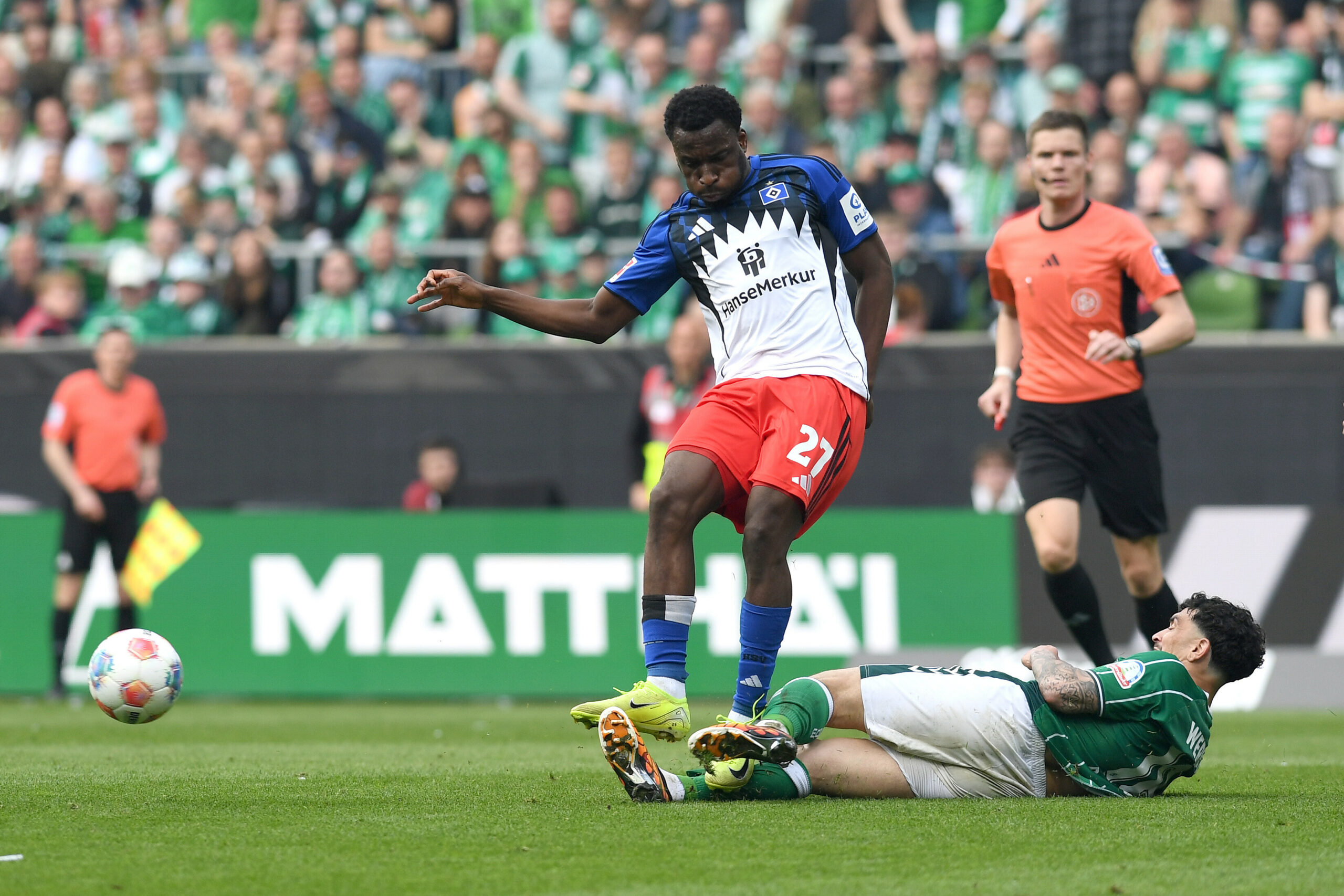 Philip Otele vom HSV tritt Cameron Puertas von Werder Bremen und sieht dafür die Rote Karte