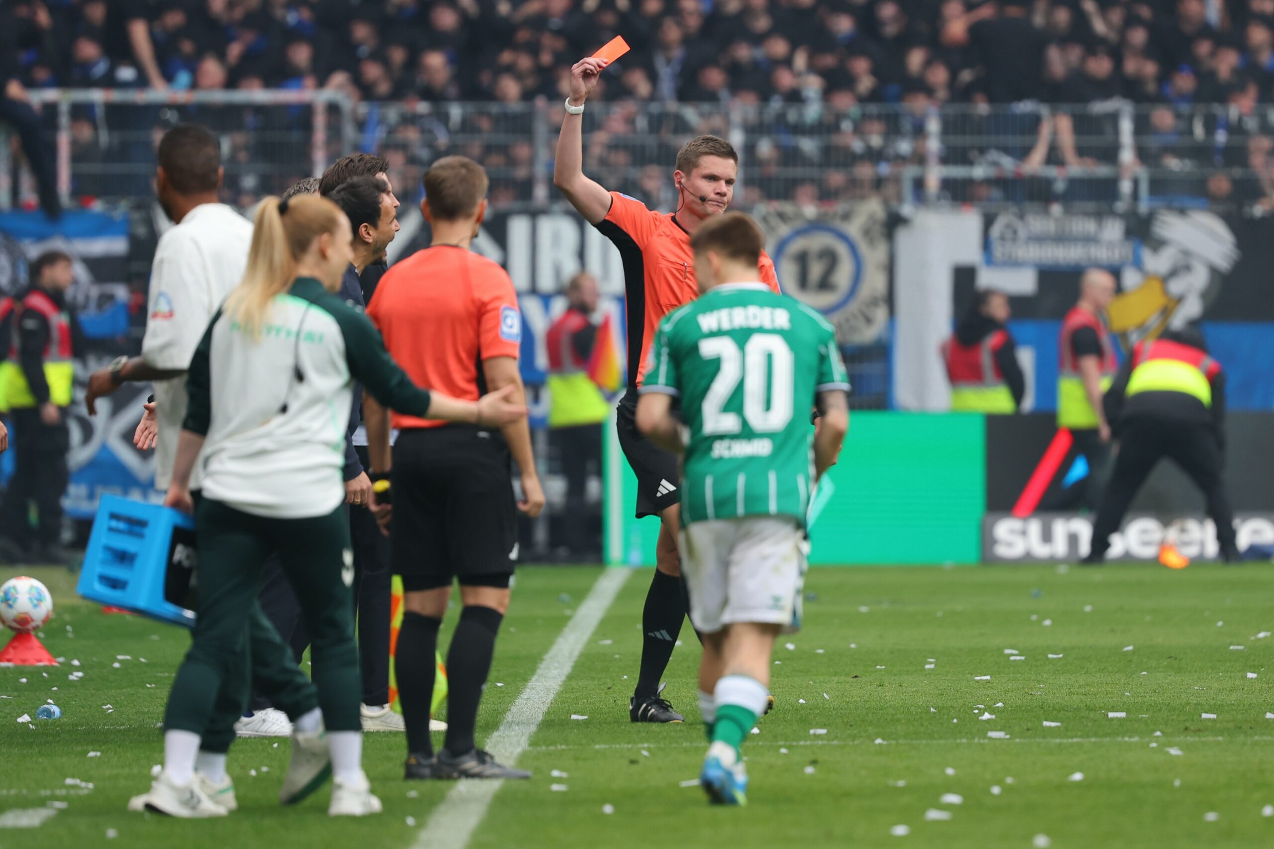 Schiedsrichter Florian Exner zeigt HSV-Co-Trainer Loic Favé Rot