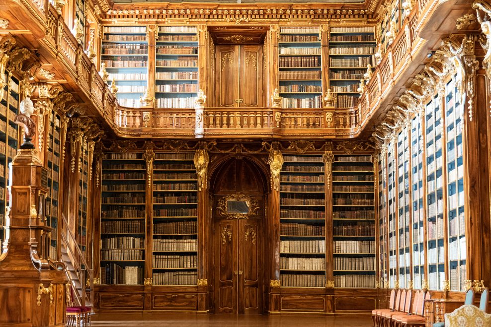 Die Bibliothek im Kloster Strahov diente in „Das Omen“ als Filmkulisse für den Vatikan und in „Casino Royale“ für das britische Oberhaus.