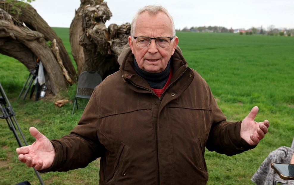 Till Backhaus (SPD), Umweltminister von Mecklenburg-Vorpommern, gibt in Weitendorf-Hof in der Nähe des gestrandeten Buckelwals vor der Ostseeinsel Poel ein Statement.