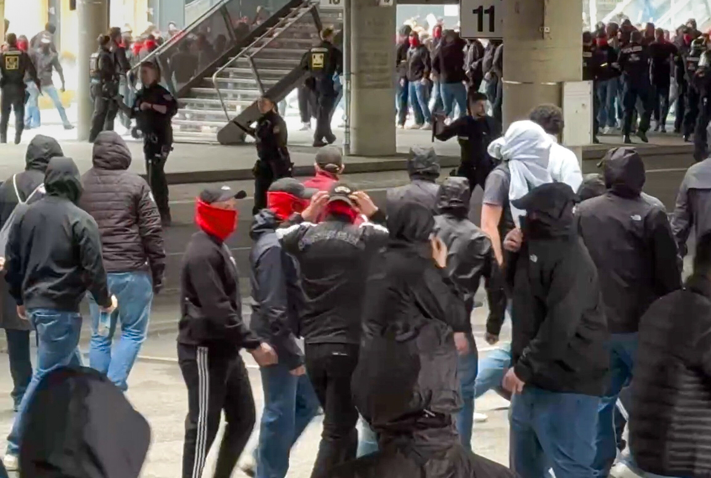 Polizisten gehen in München gegen gewaltbereite Fans von Bayern und Stuttgart vor.
