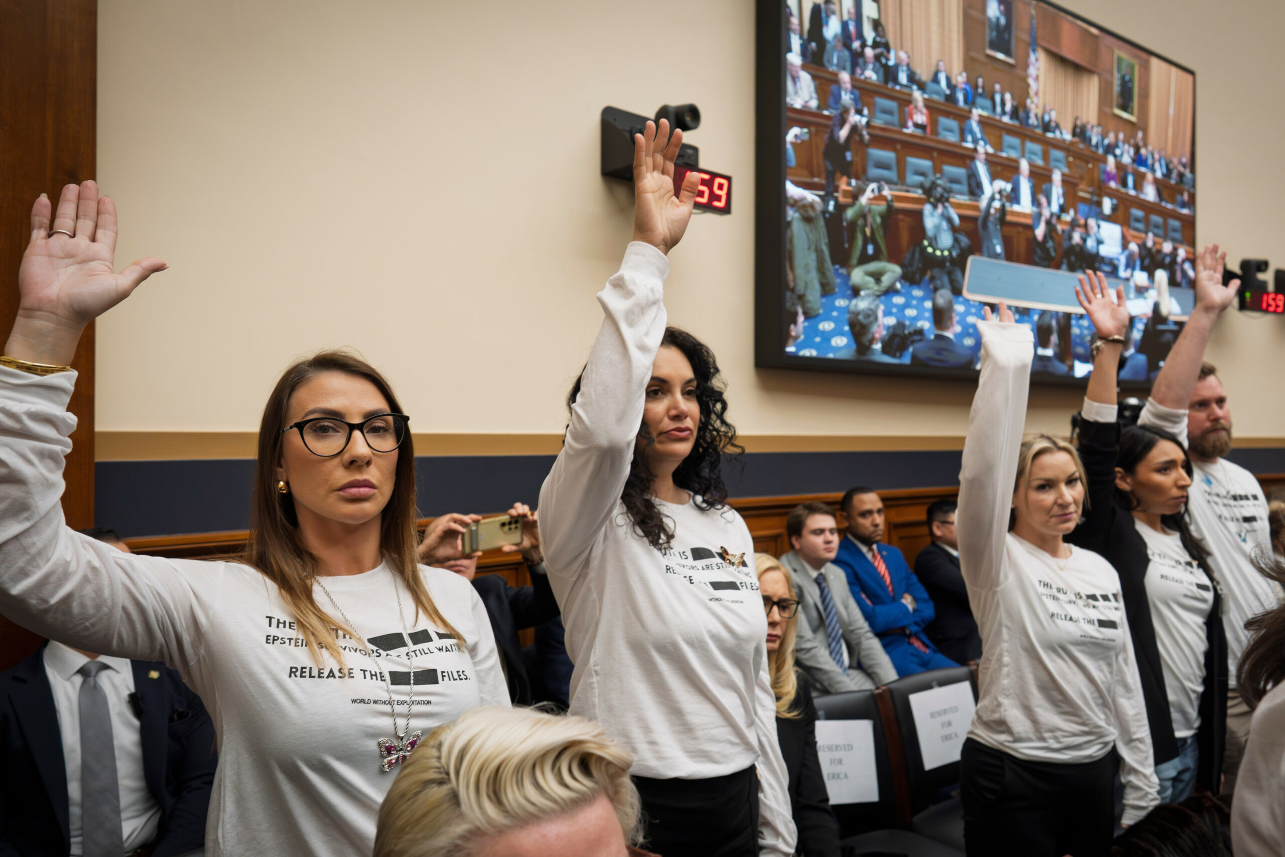 Überlebende des verurteilten Sexualstraftäters Epstein – trotz Schwärzungsbemühungen in den Epstein-Akten wurden sensible private Informationen über die Opfer enthüllt.