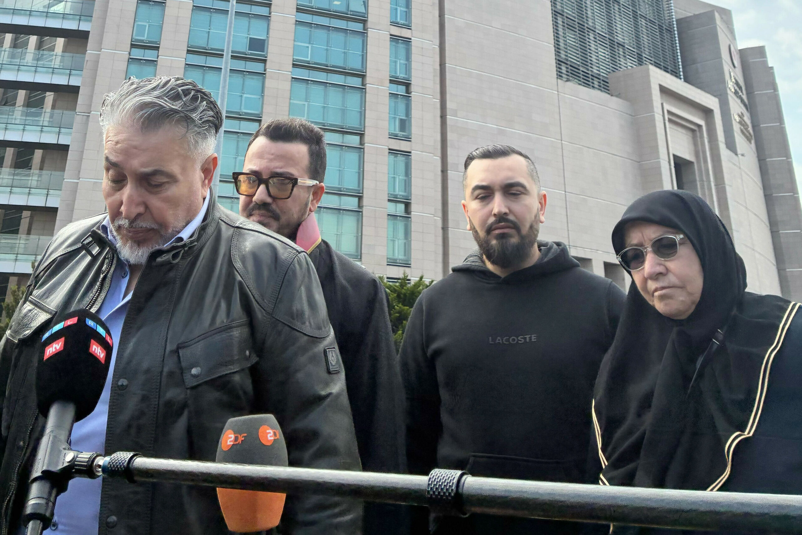 Die Hinterbliebenen der in Istanbul verstorbenen Familie aus Hamburg, Mutter Cemile Yilmaz (r), Vater Yilmaz Böcek (l) und Bruder Mustafa Böcek (2.v.r.) kommen mit Anwalt Yasar Balci zum Prozess um den Tod der vierköpfigen Familie.