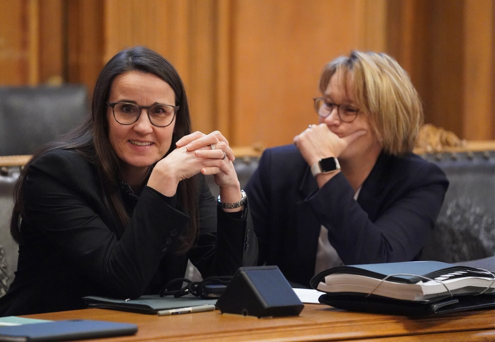 Stadtentwicklungssenatorin Karen Pein (r.) und Sozialsenatorin Melanie Schlotzhauer (Beide SPD). (Archivbild)