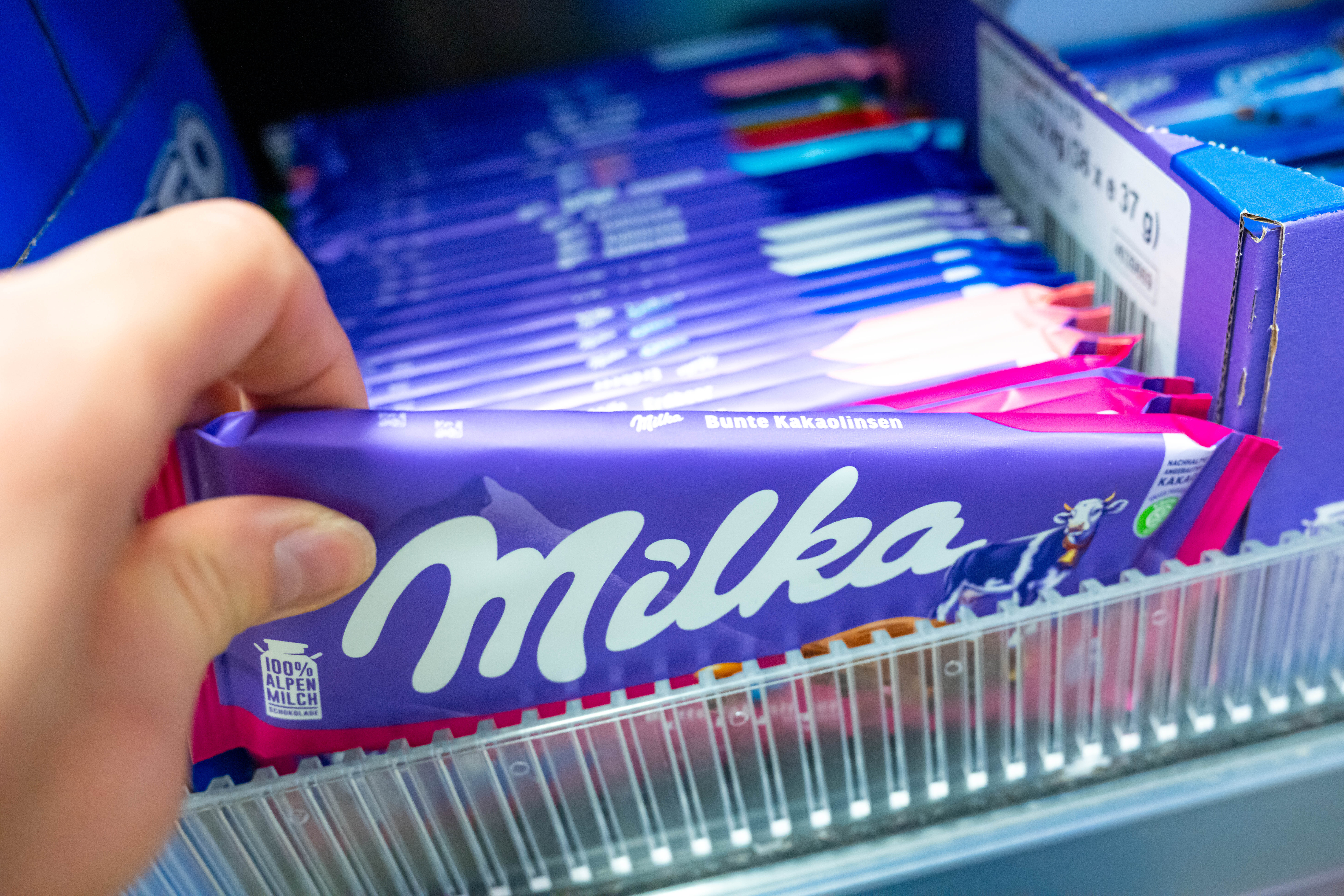 Milka-Schokoladentafeln werden in einem Geschäft angeboten.