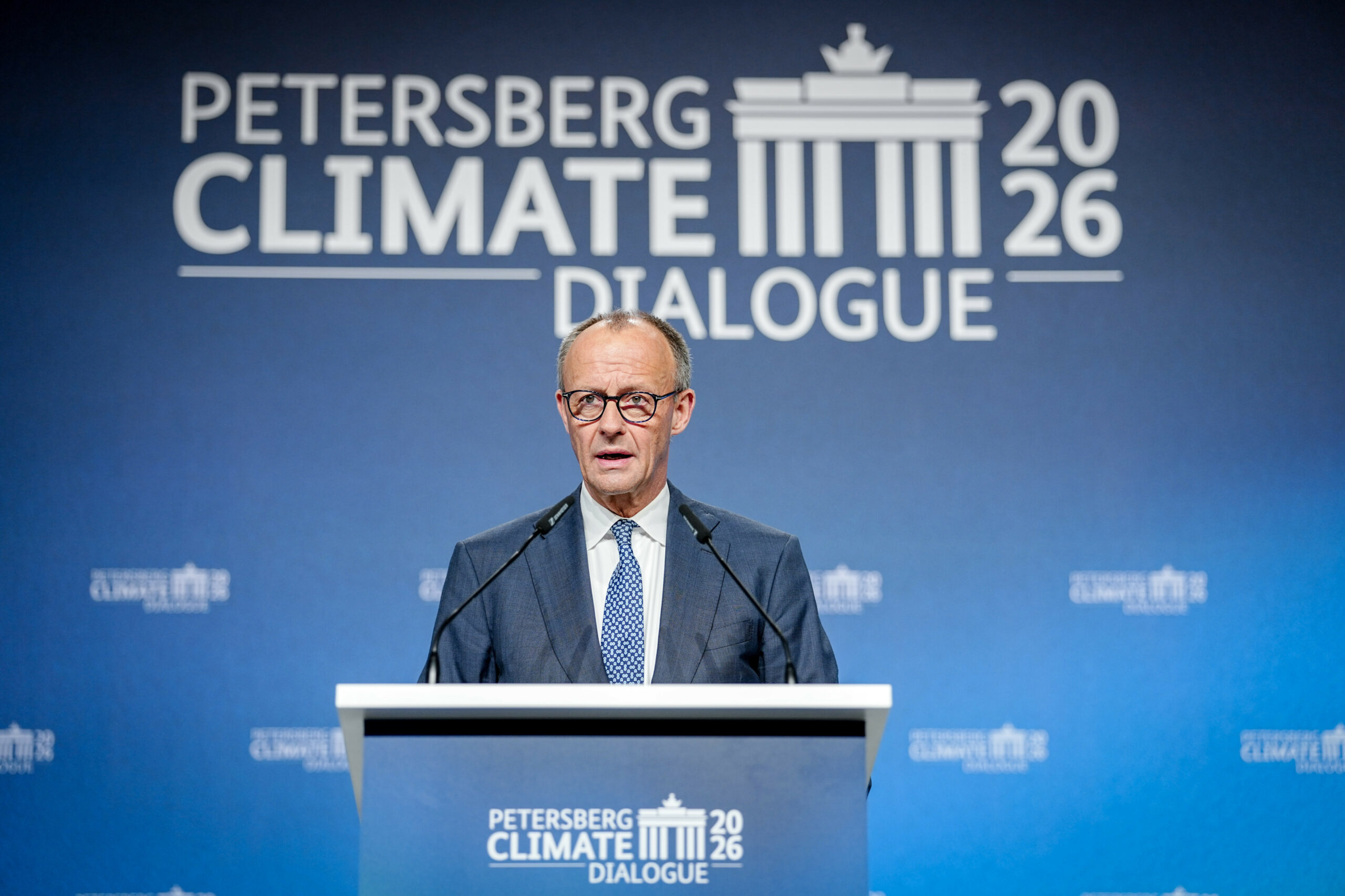 Bundeskanzler Friedrich Merz (CDU) spricht beim 17. Petersberger Klimadialog. Hauptthemen sind der Klimaschutz und die Ölkrise.