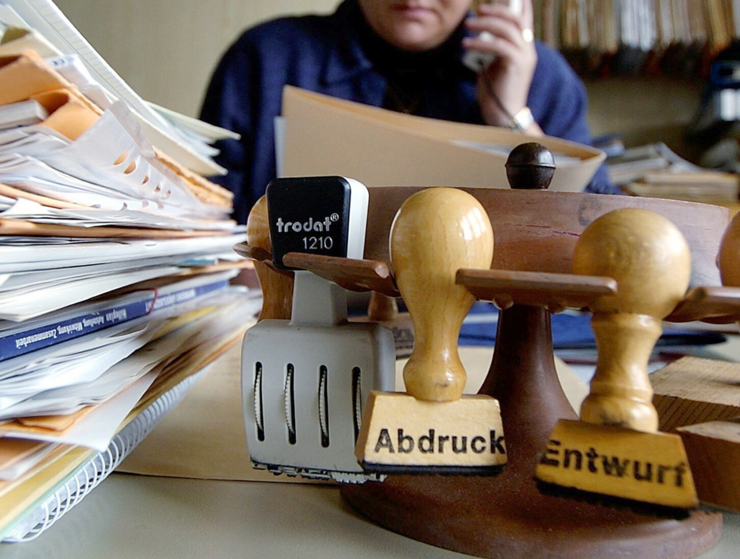 Eine Mitarbeiterin an ihrem Arbeitsplatz (Symbolfoto).