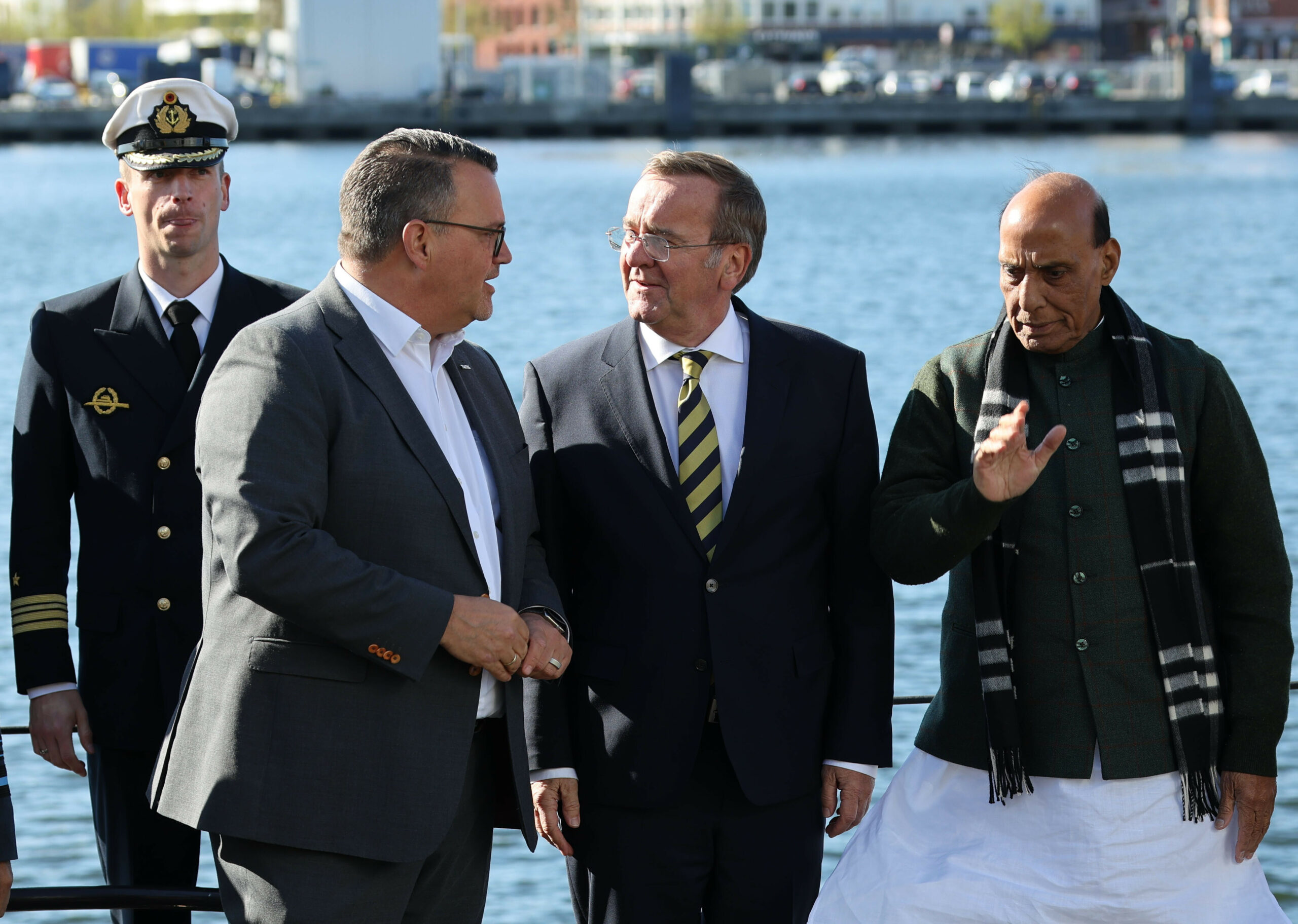 Boris Pistorius (SPD, M), Bundesminister der Verteidigung, und sein indischer Amtskollege Shri Rajnath Singh (r) besuchen den U-Boot-Hersteller TKMS. Deutschland und Indien möchten ihre Zusammenarbeit im Bereich der Rüstung verstärken.