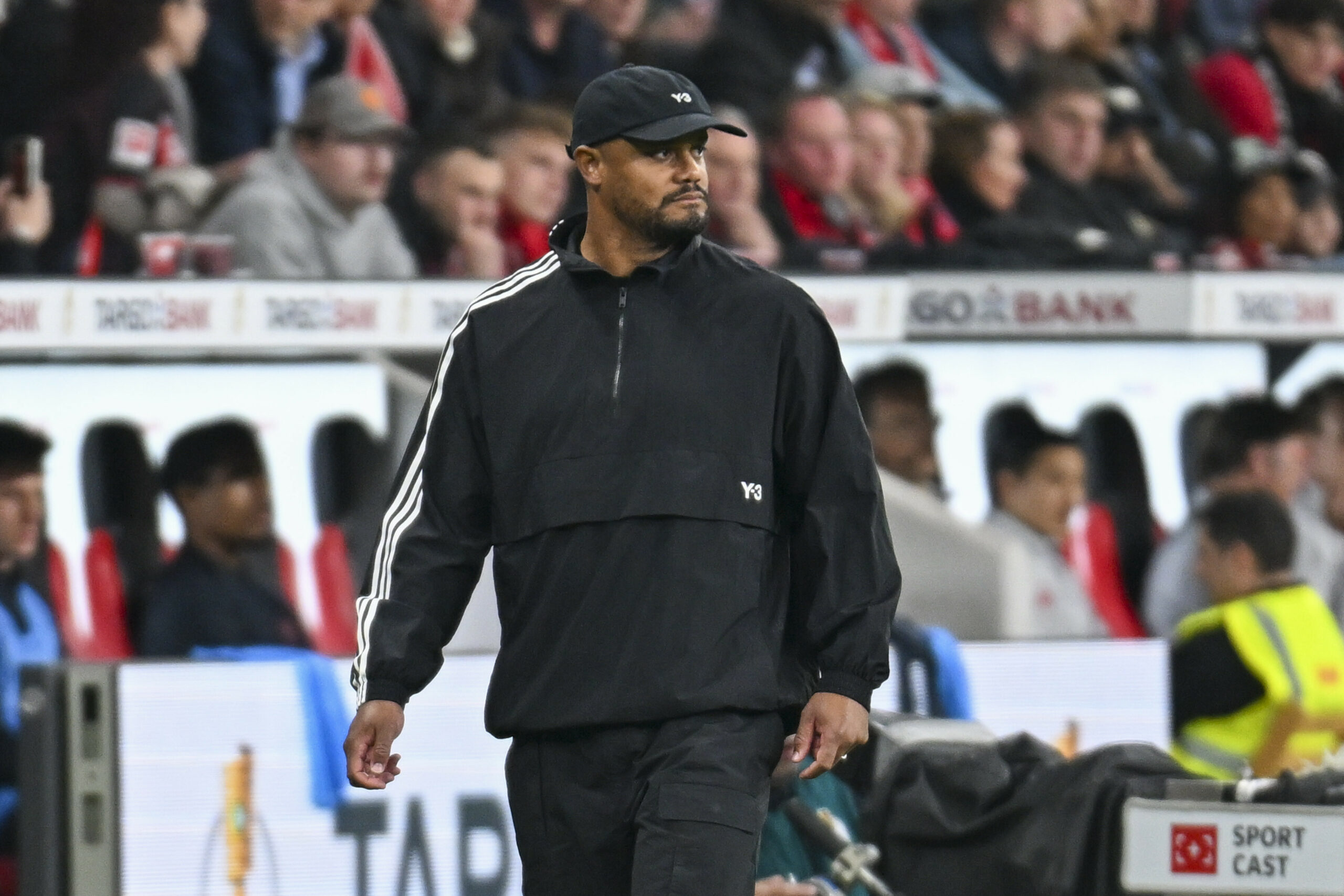 Vincent Kompany beim DFB-Pokalhalbfinale am Seitenrand