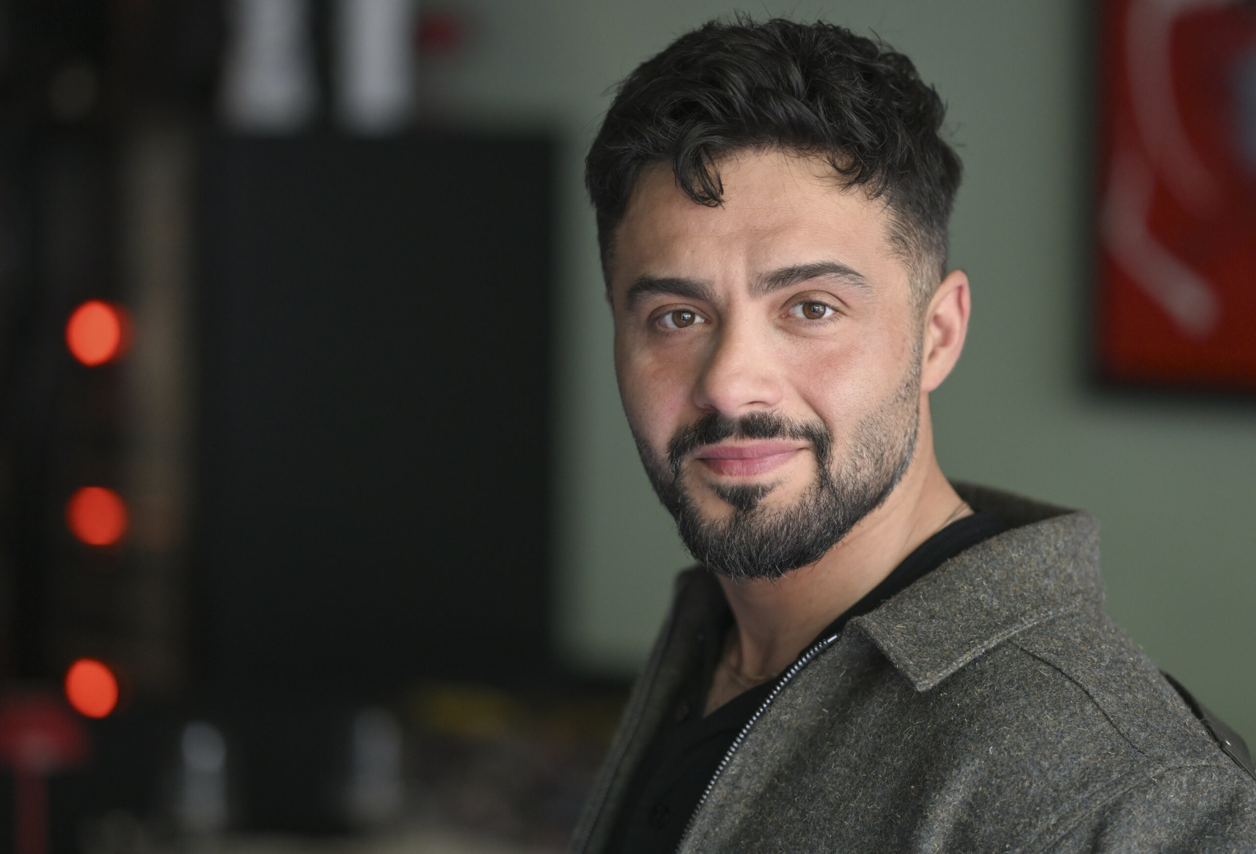 Der Schauspieler Aram Arami spielt im „Saarland-Krimi: Bruder, Liebe, Tod“ den Kriminalhauptkommissar Tayfun Can.