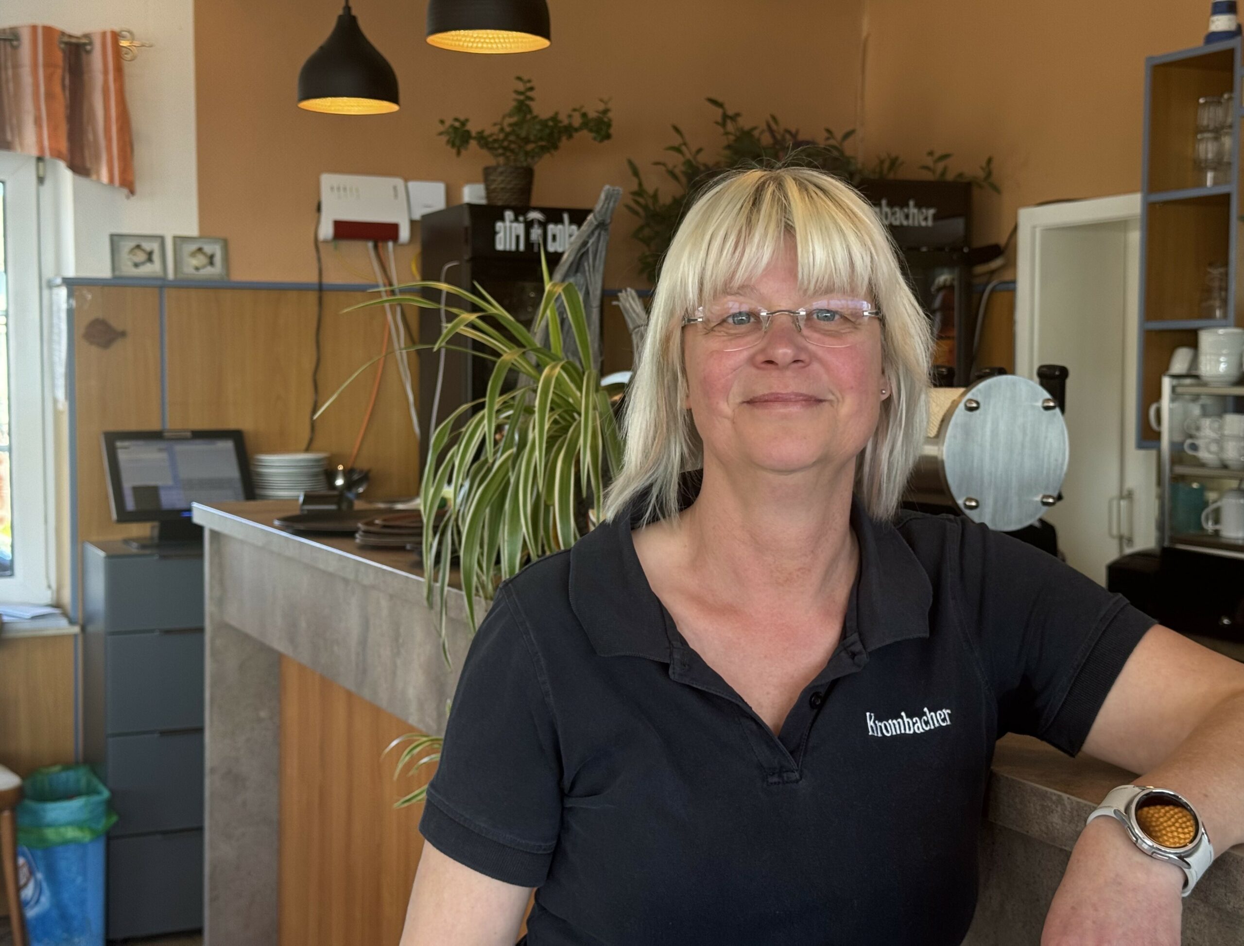 Mandy Hartung ist Kellnerin auf der Insel Poel. Der gestrandete Buckelwal sorgt vor Ort seit Wochen für Aufregung.