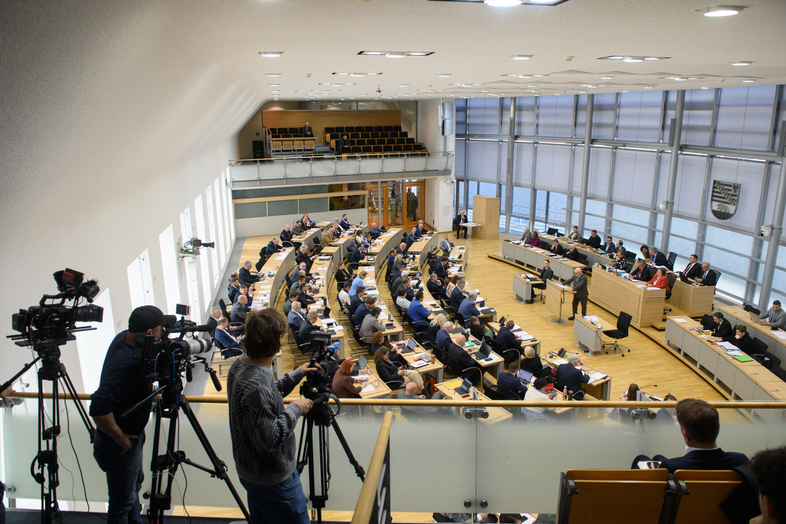 Oliver Kirchner (AfD) steht im Plenarsaal vom Landtag von Sachsen-Anhalt am Rednerpult und spricht zu den Abgeordneten.