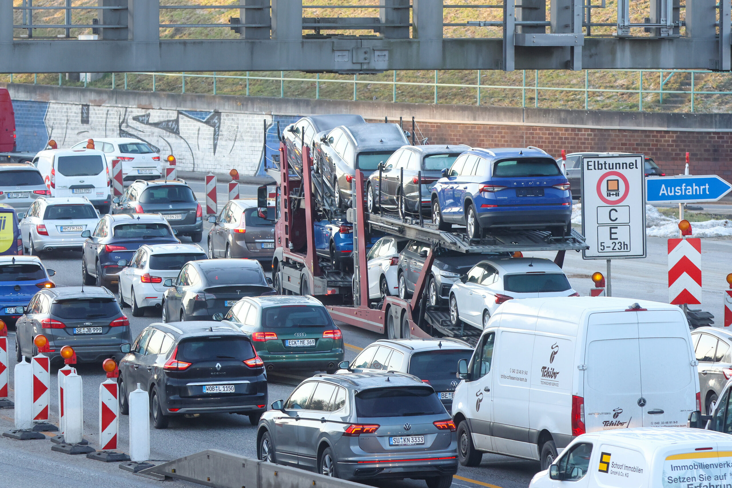 Nach einer Panne auf der Köhlbrandbrücke staut sich der Verkehr auf der A7.