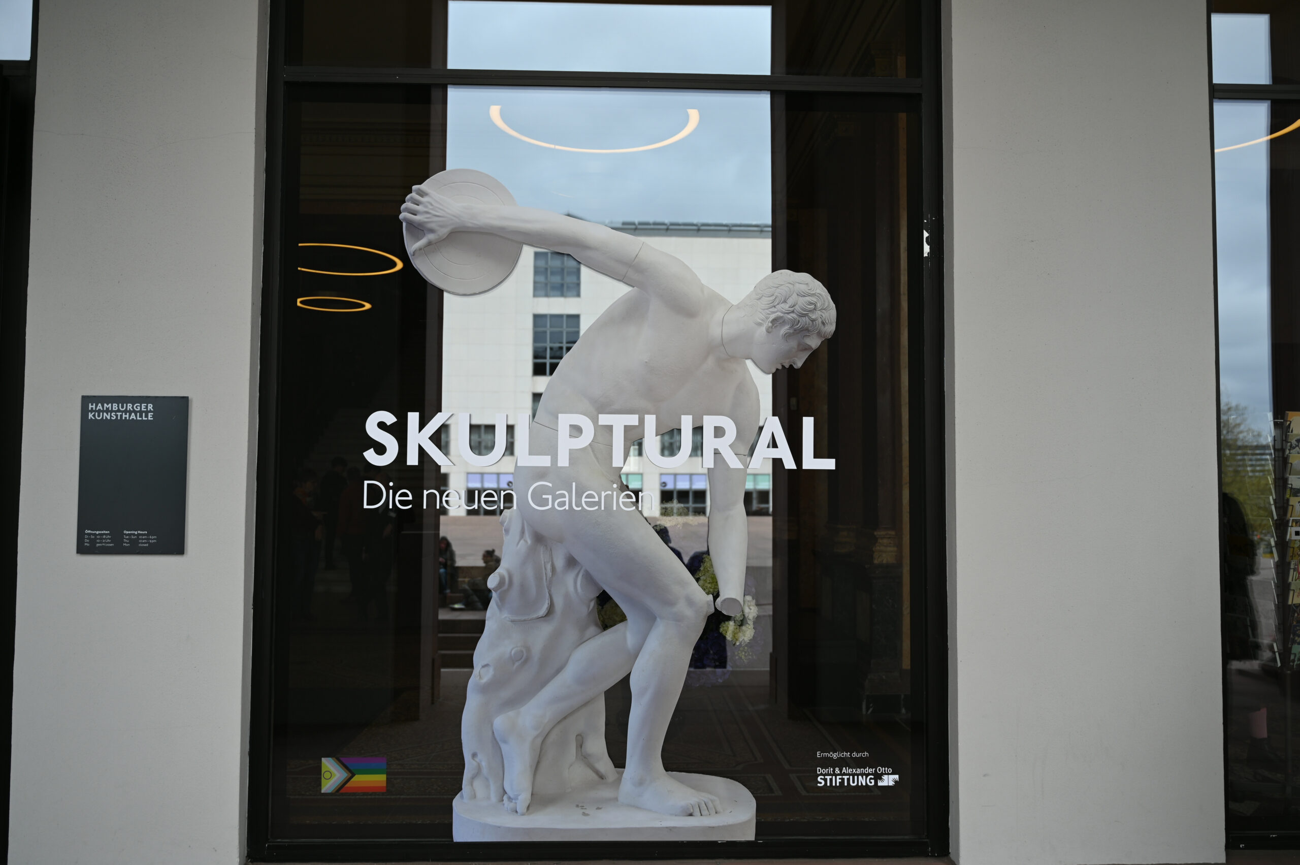 In der Hamburger Kunsthalle wird die neue Ausstellung „SKULPTURAL“ eröffnet.
