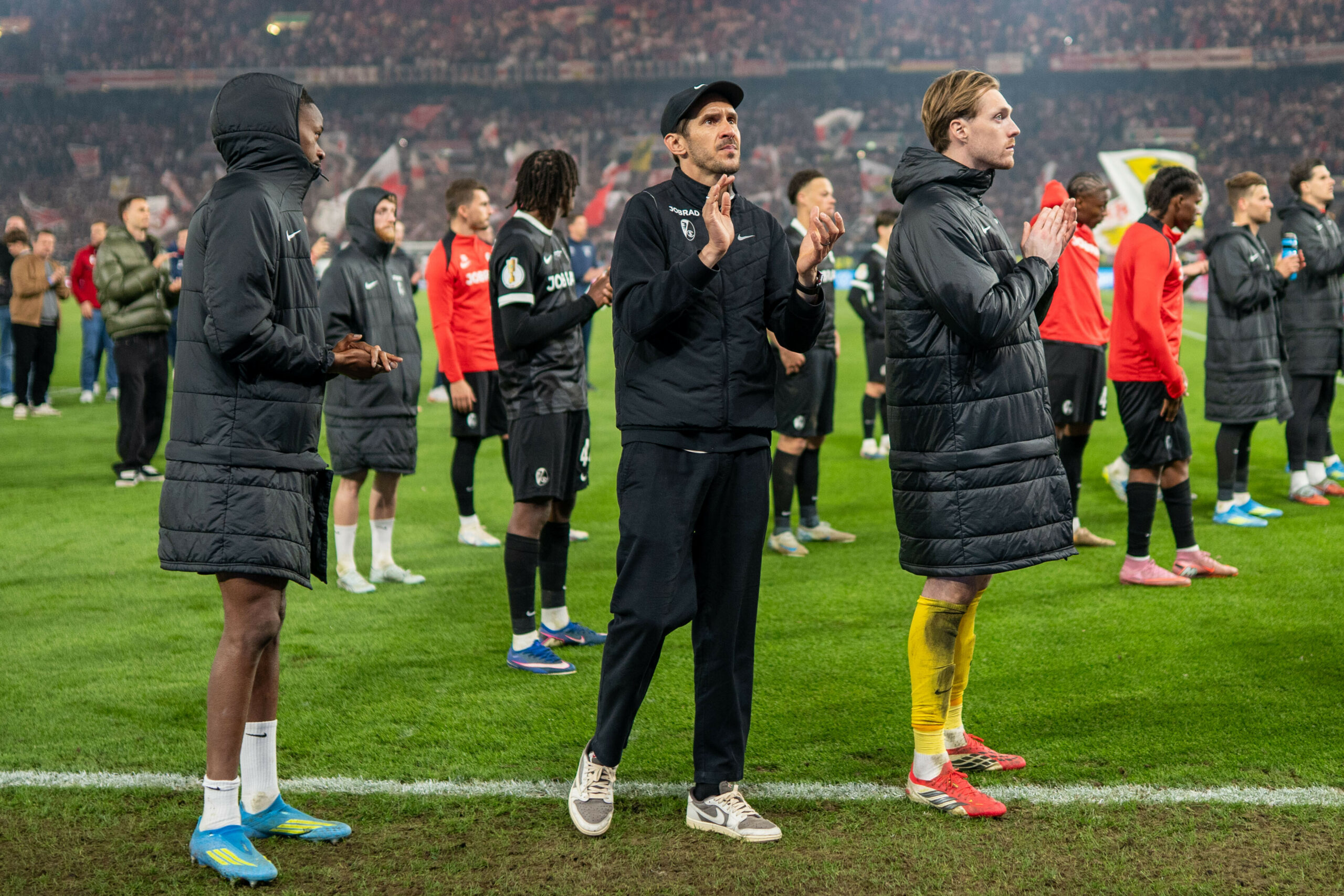 Freiburg-Spieler stehen nach der Niederlage gegen den VfB Stuttgart vor der Kurve