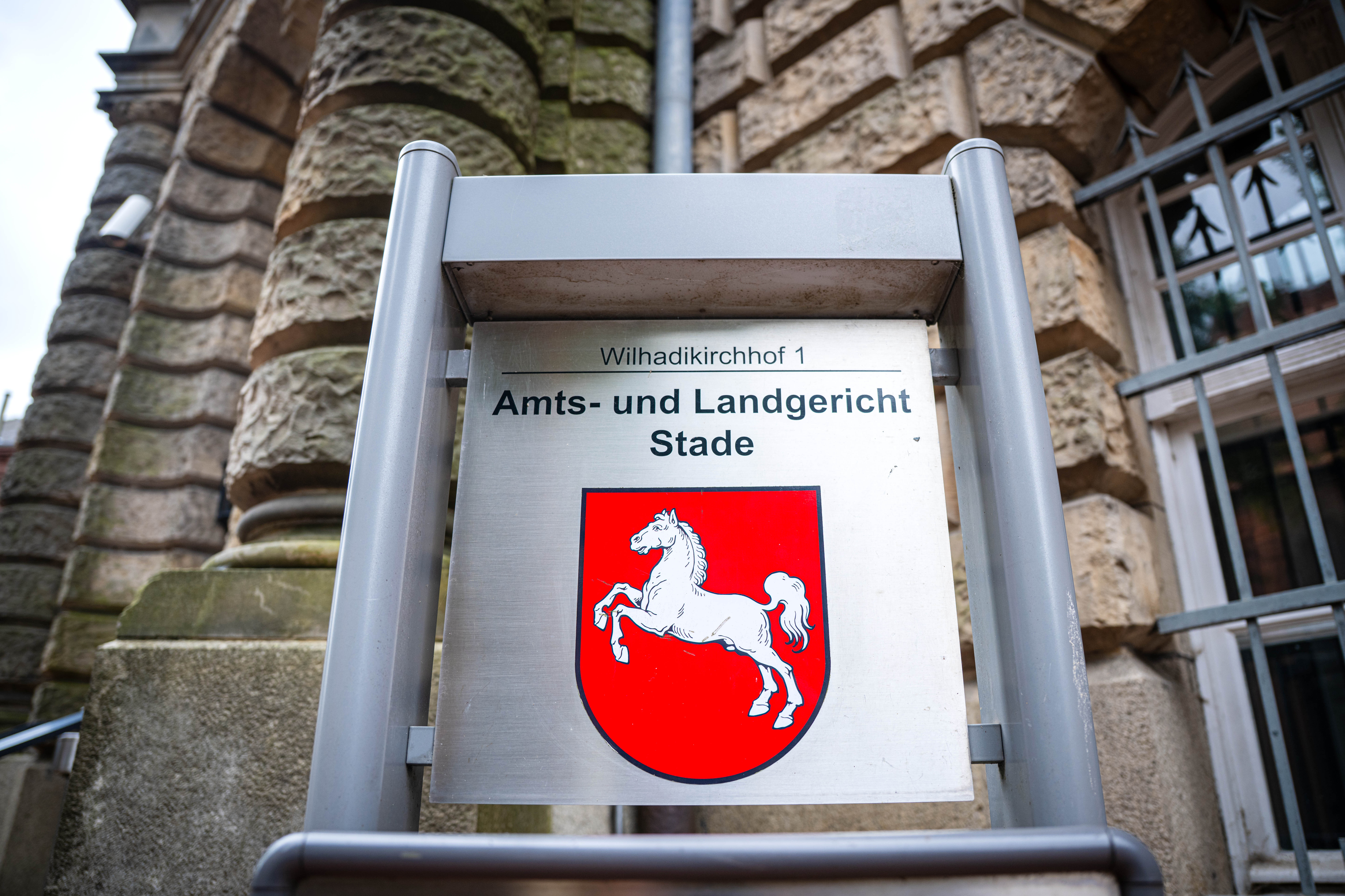 Am Landgericht Stade wurde ein Mann wegen Anstiftung zum Mord an seiner Tochter verurteilt.